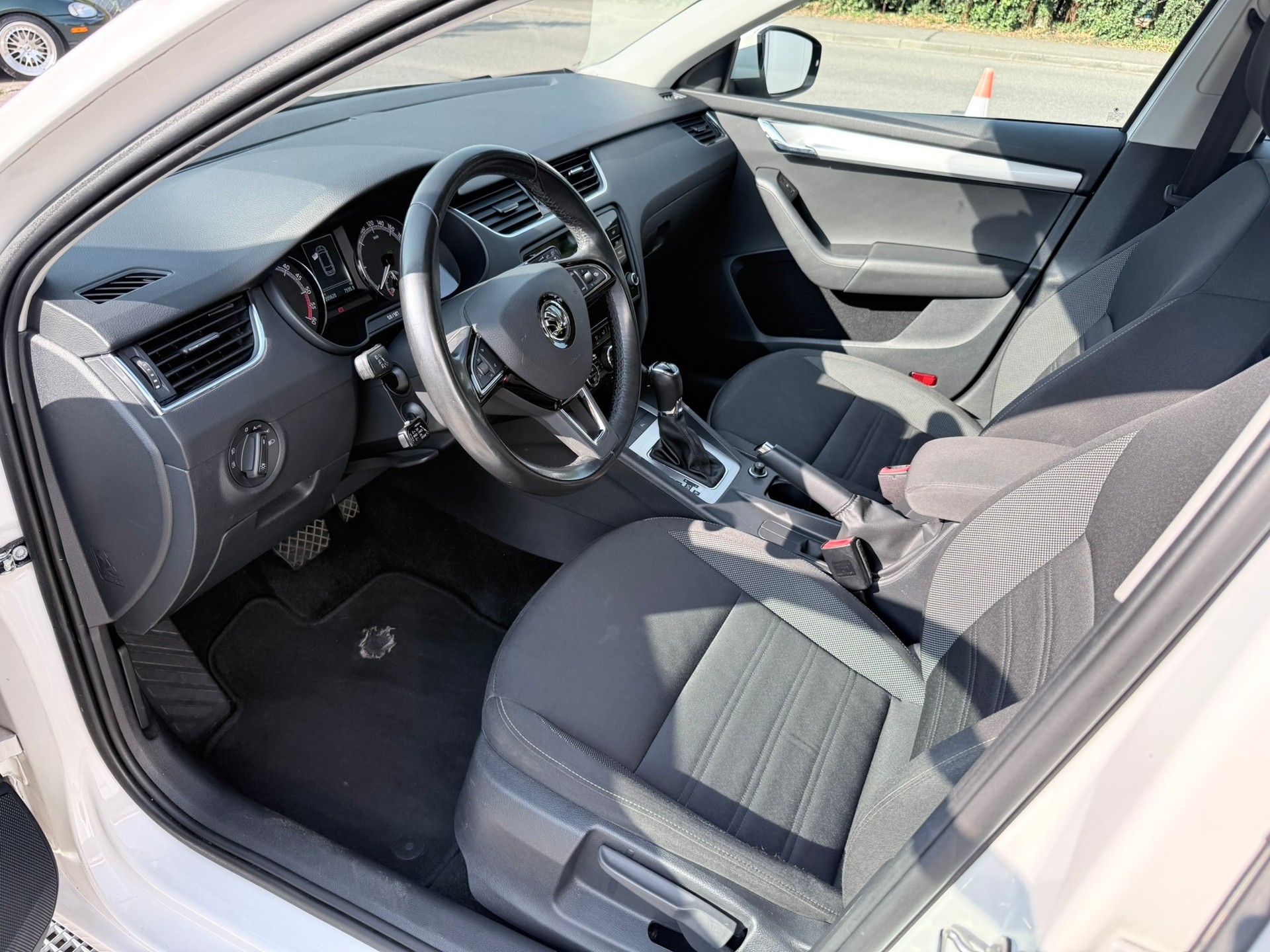 SKODA Octavia Combi 2.0 TDI Ambition DSG-image-17