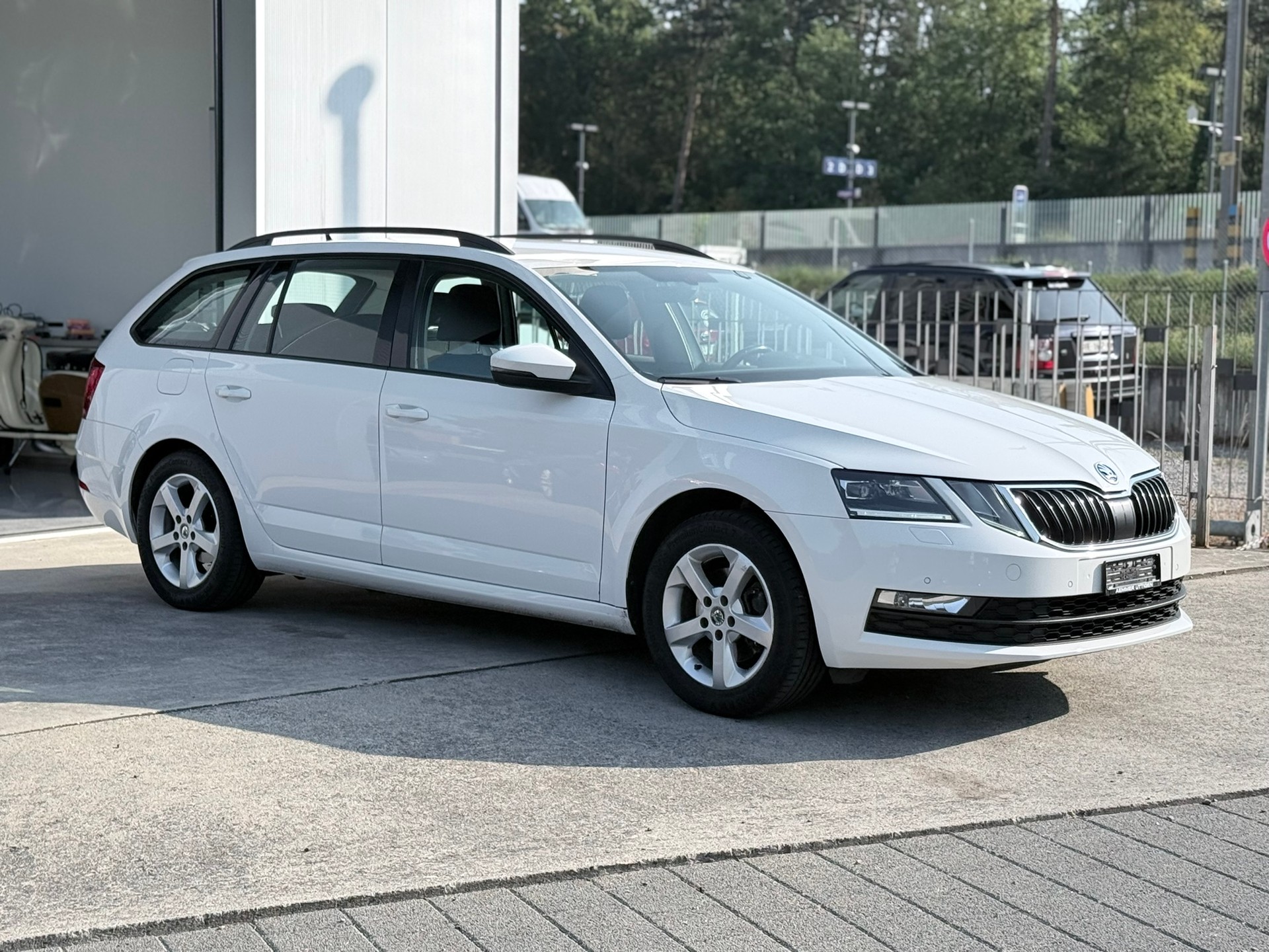 SKODA Octavia Combi 2.0 TDI Ambition DSG-showroom-element-2