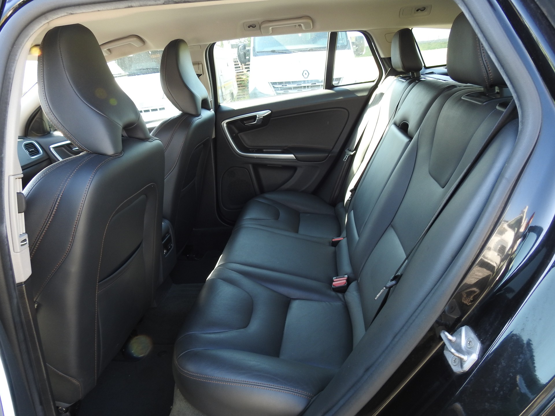 VOLVO V60 Cross Country D4 AWD Momentum Geartronic-image-14