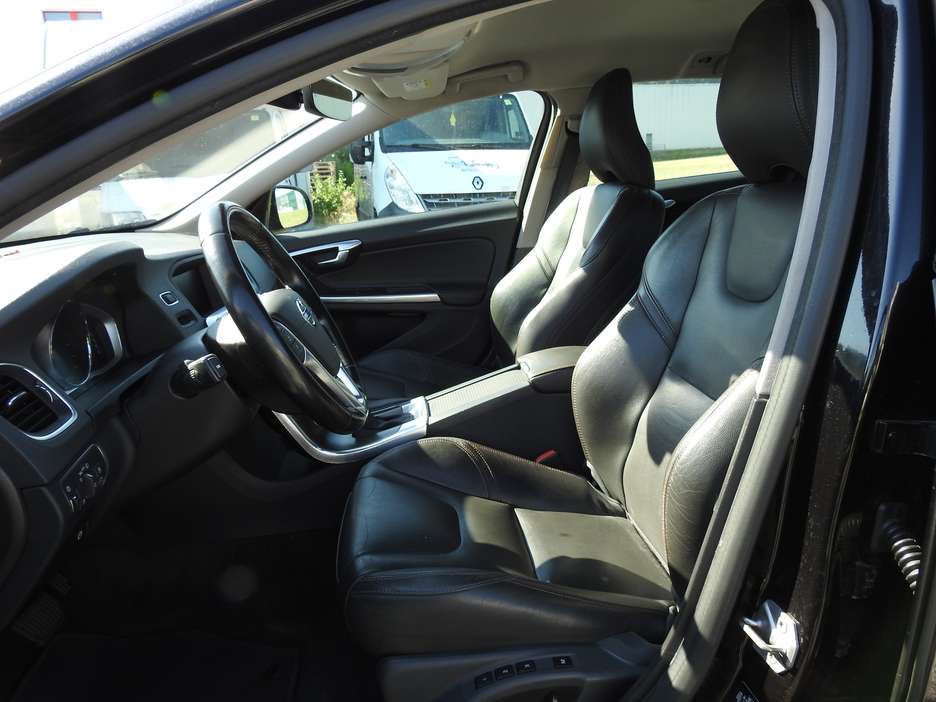 VOLVO V60 Cross Country D4 AWD Momentum Geartronic-image-12