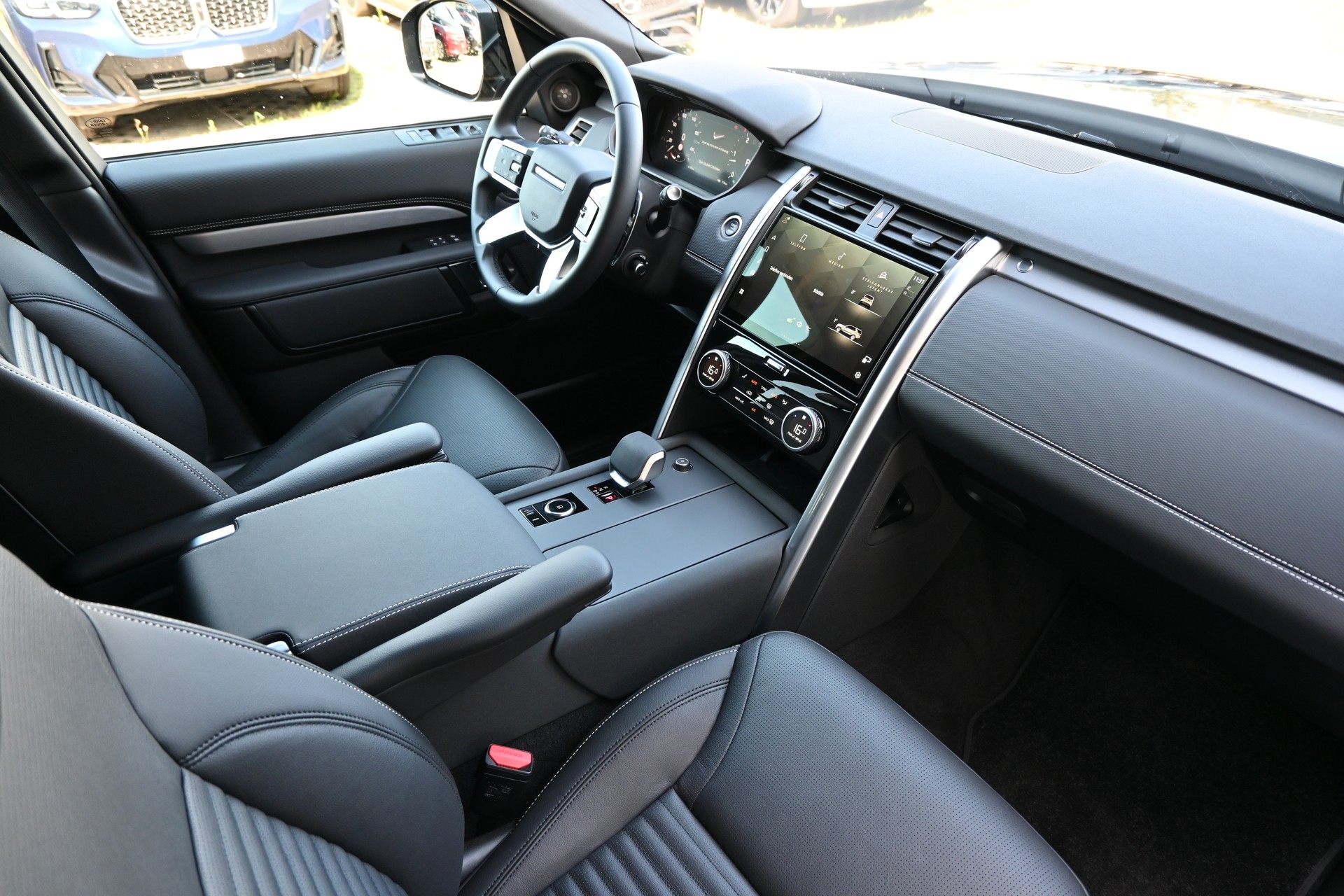 LAND ROVER Discovery 3.0D I6 P350 R-Dynamic HSE AWD Automatic 7-Plätzer + AHK 3500kg + Werksgarantie 05.2030-image-12
