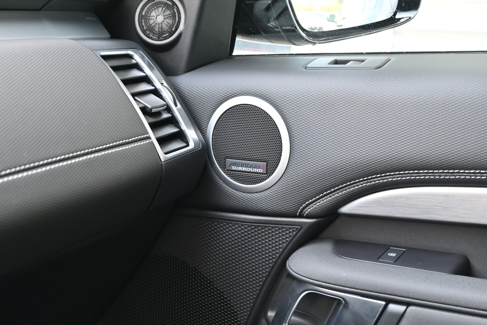 LAND ROVER Discovery 3.0D I6 P350 R-Dynamic HSE AWD Automatic 7-Plätzer + AHK 3500kg + Werksgarantie 05.2030-image-18