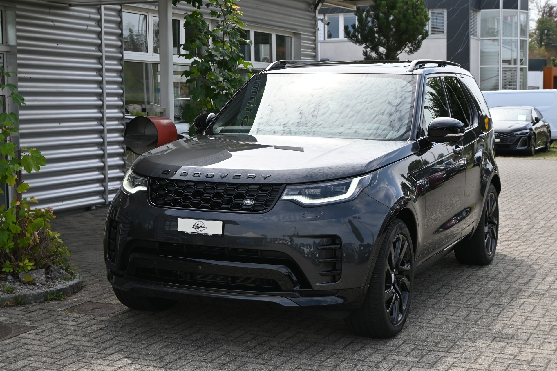 LAND ROVER Discovery 3.0D I6 P350 R-Dynamic HSE AWD Automatic 7-Plätzer + AHK 3500kg + Werksgarantie 05.2030-showroom-element-1