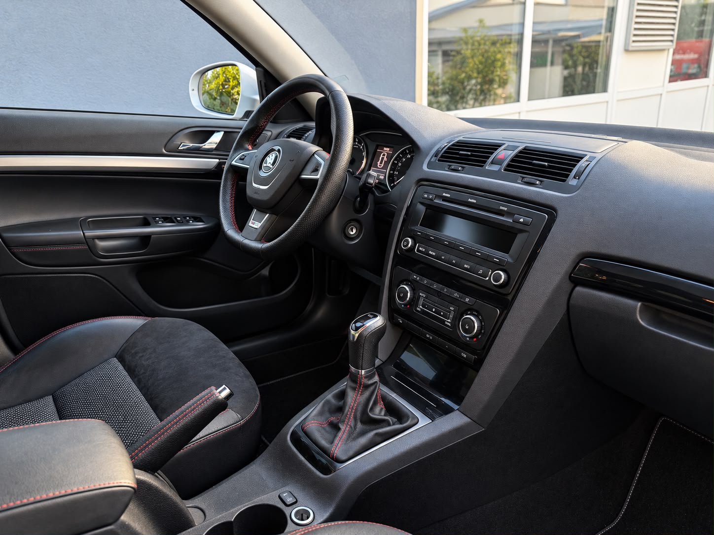 SKODA Octavia Combi 2.0 TSI RS-image-12
