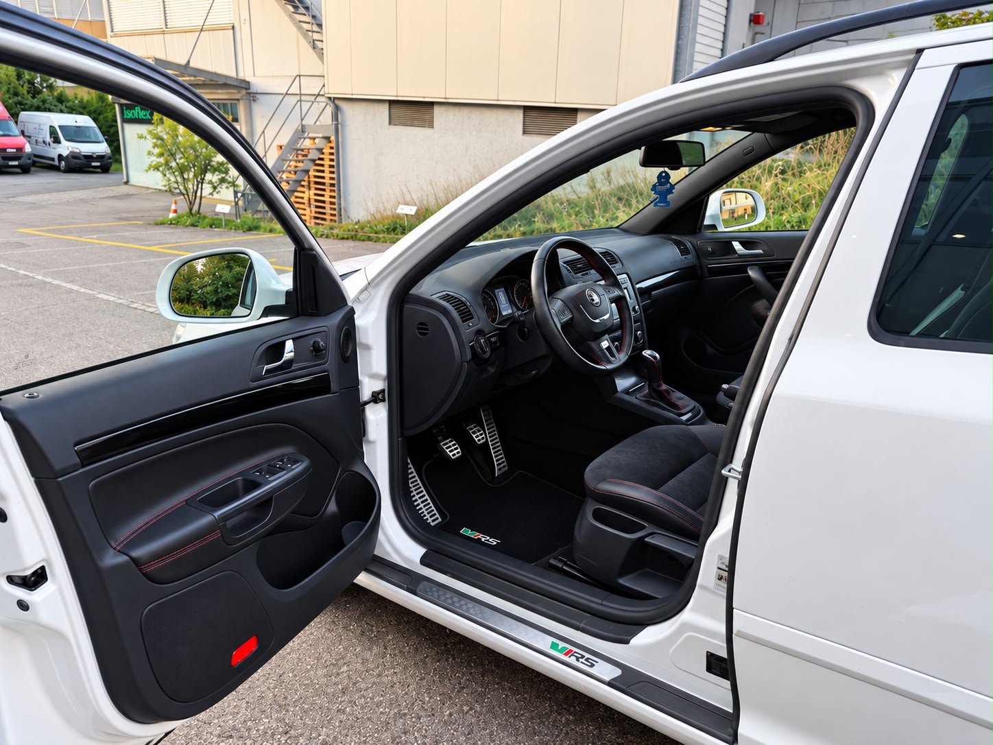 SKODA Octavia Combi 2.0 TSI RS-image-13