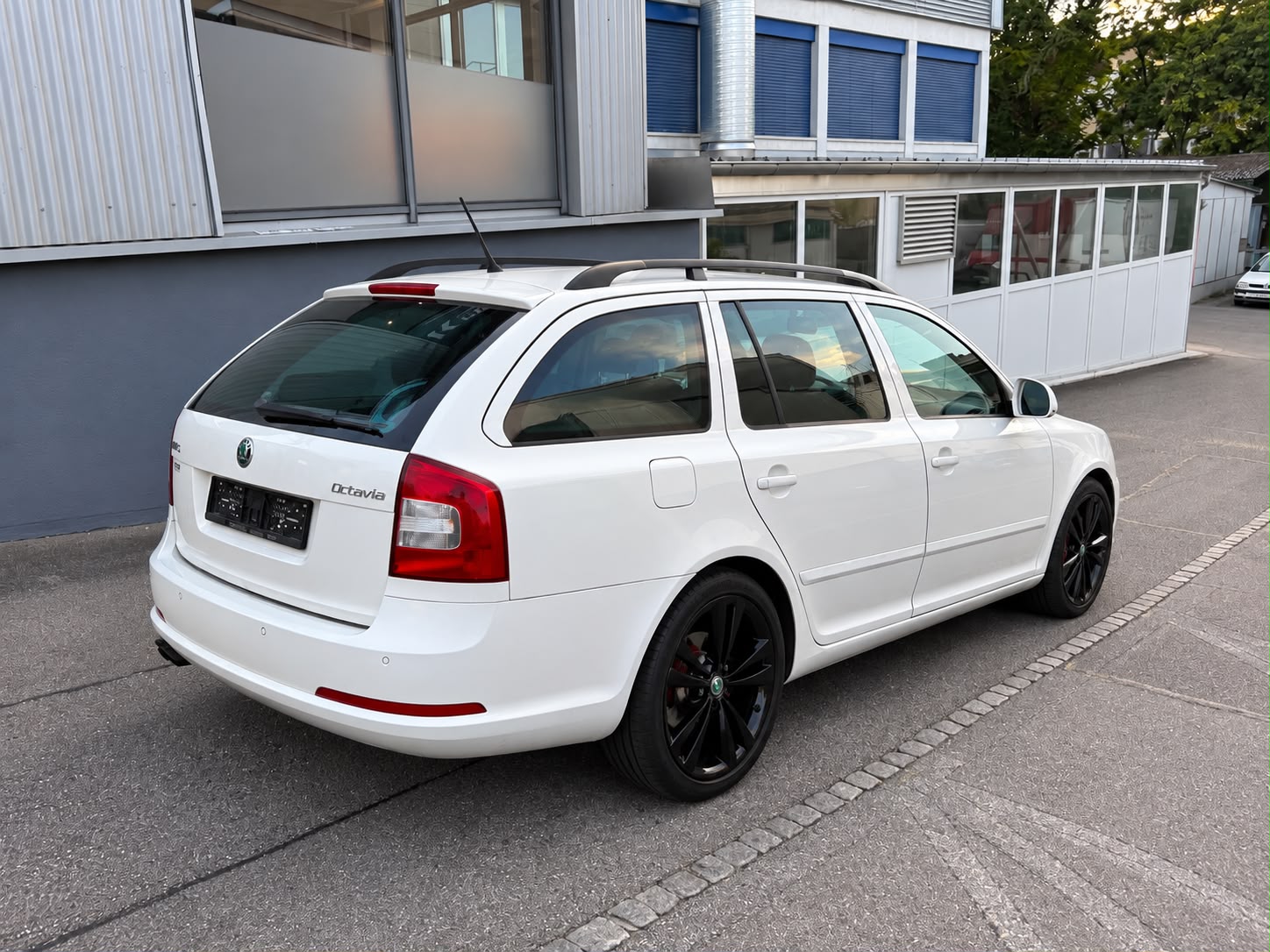 SKODA Octavia Combi 2.0 TSI RS-showroom-element-2