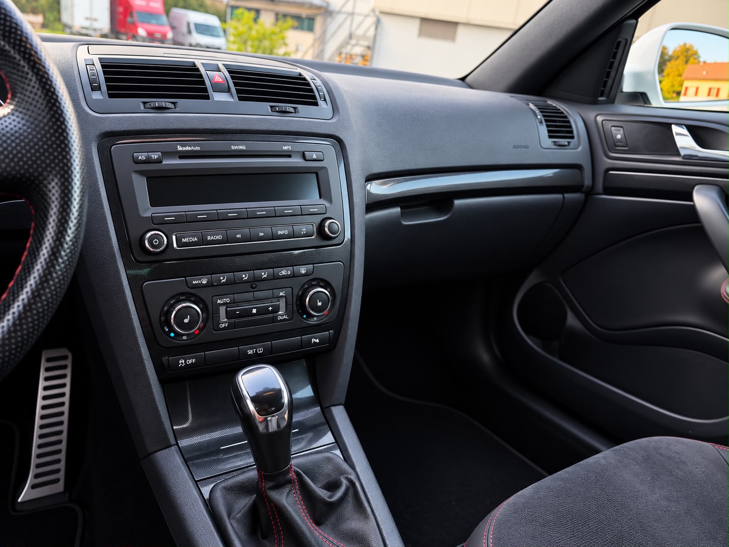 SKODA Octavia Combi 2.0 TSI RS-image-11