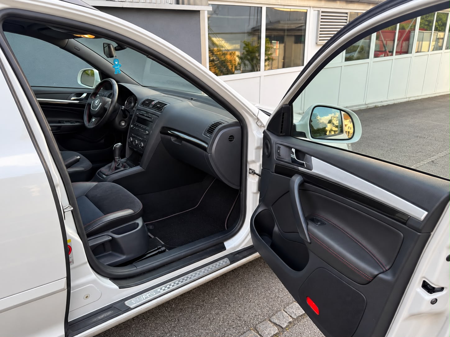 SKODA Octavia Combi 2.0 TSI RS-image-15