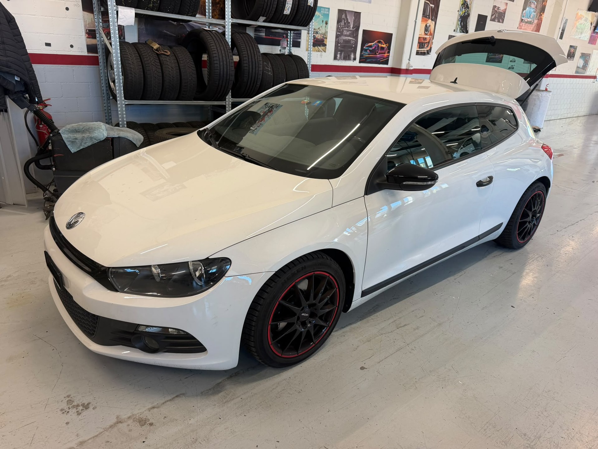 VW Scirocco 2.0 TSI-showroom-element-1