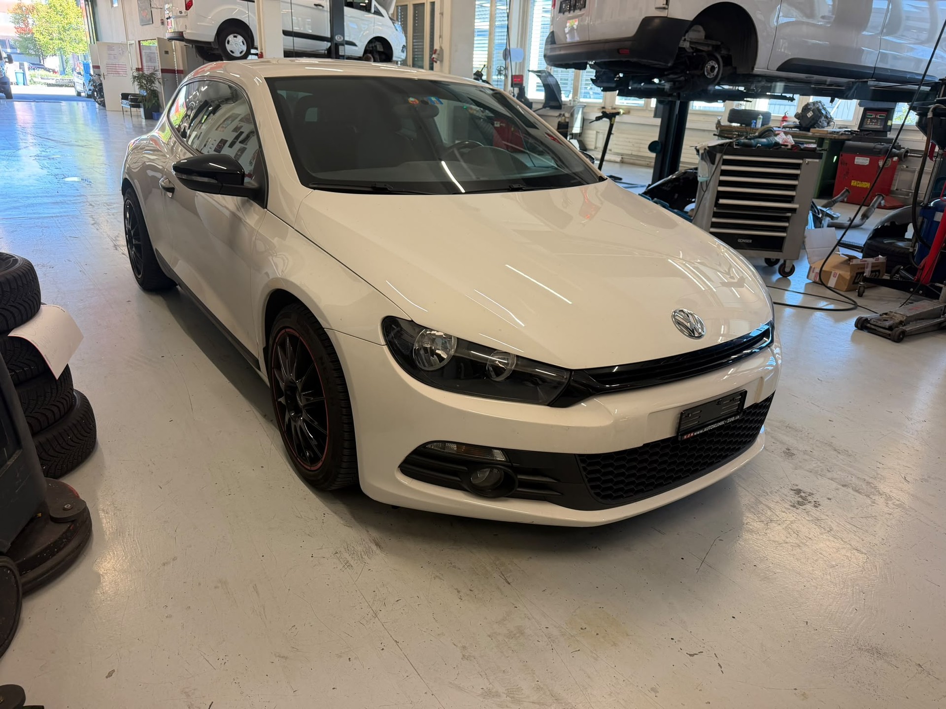 VW Scirocco 2.0 TSI-showroom-element-2