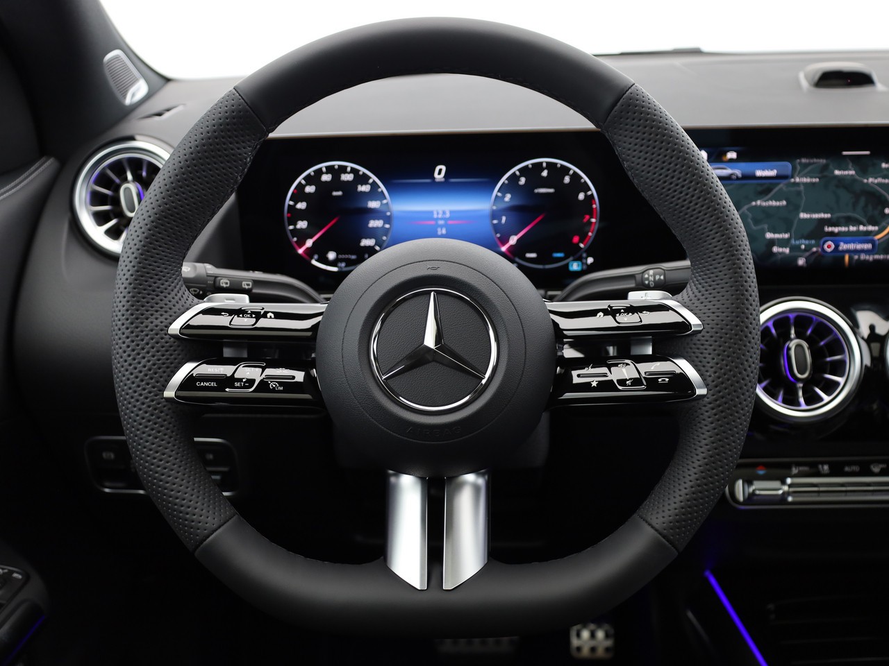 MERCEDES-BENZ GLA 200 7G-DCT-image-11