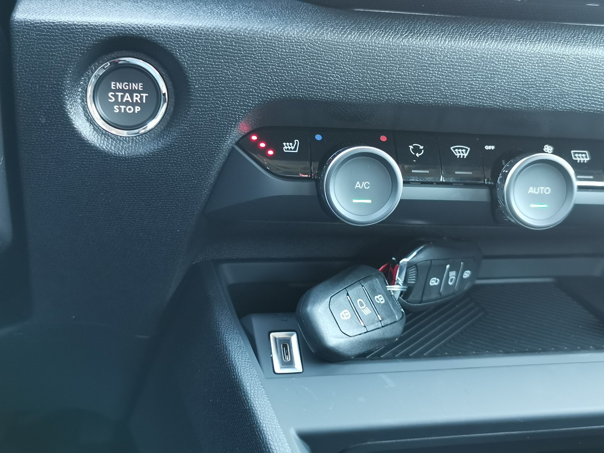 CITROEN C4 X 1.2 Pure Tech Swiss Edition EAT8-image-14