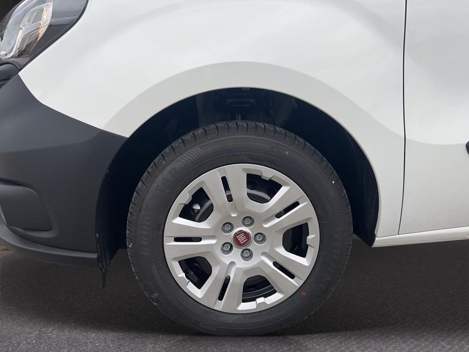 FIAT Doblo Cargo L1 1.6 JTD 105 Base-image-17