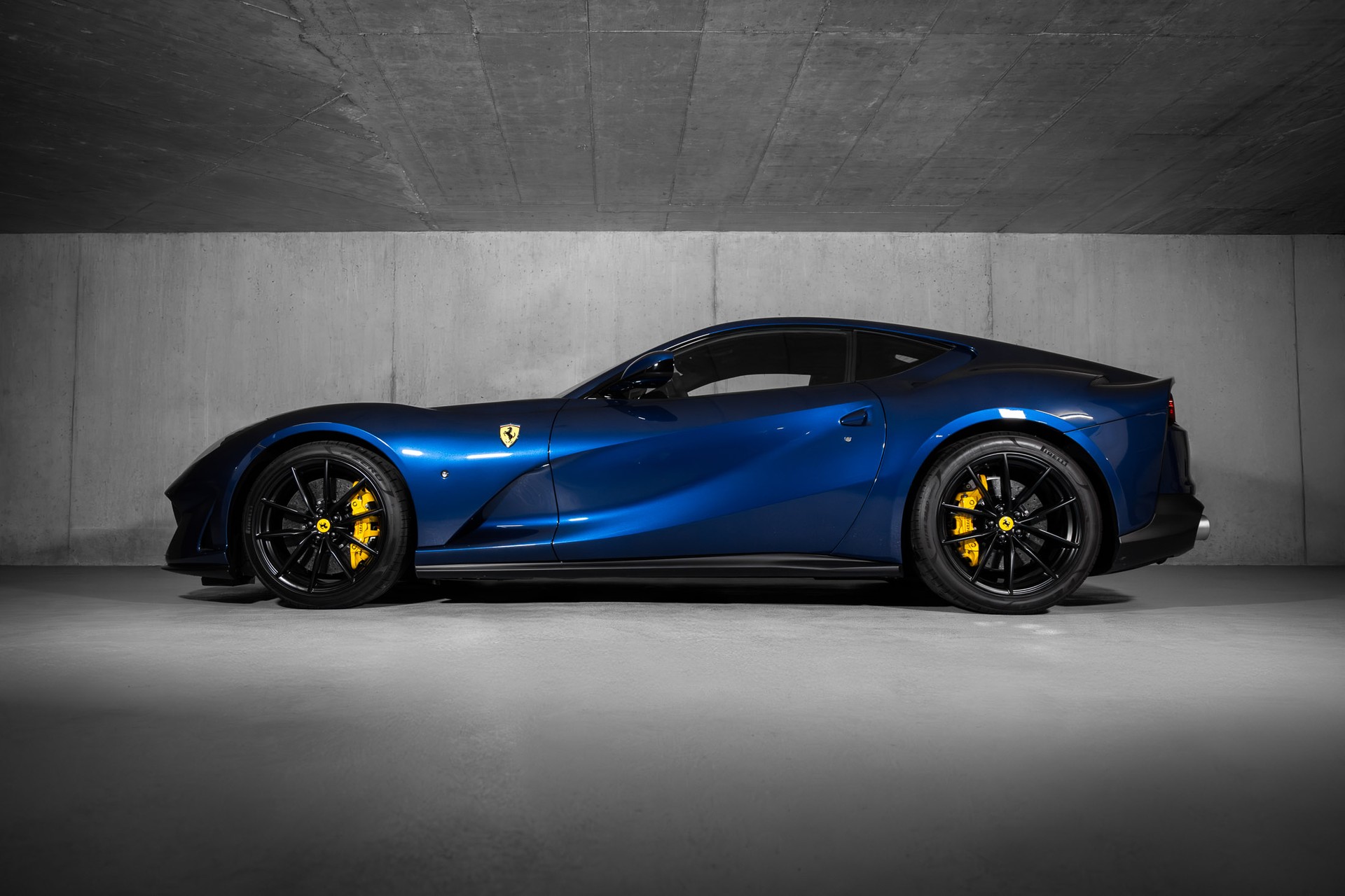 FERRARI 812 Superfast-showroom-element-1