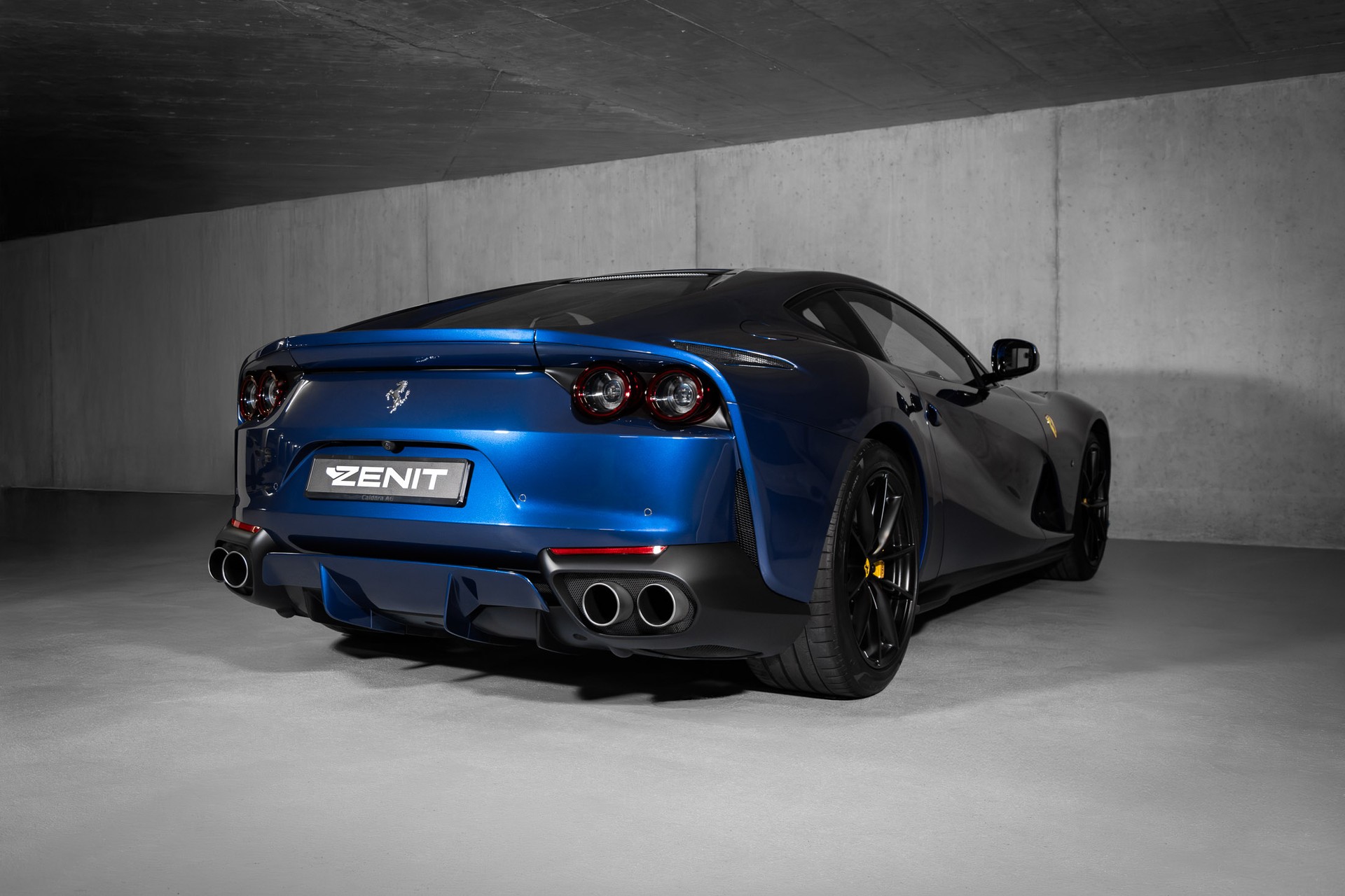 FERRARI 812 Superfast-showroom-element-3
