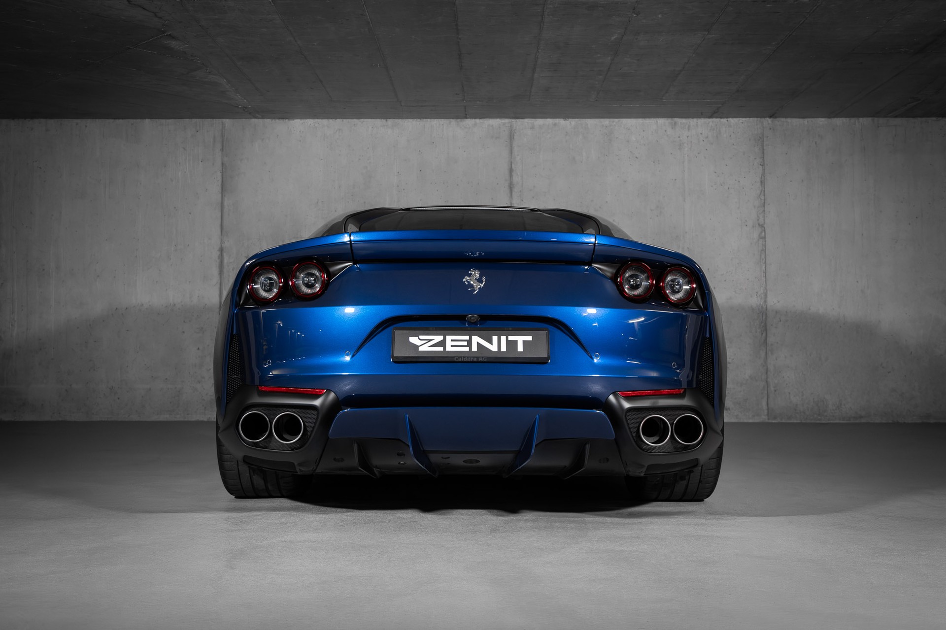 FERRARI 812 Superfast-showroom-element-2
