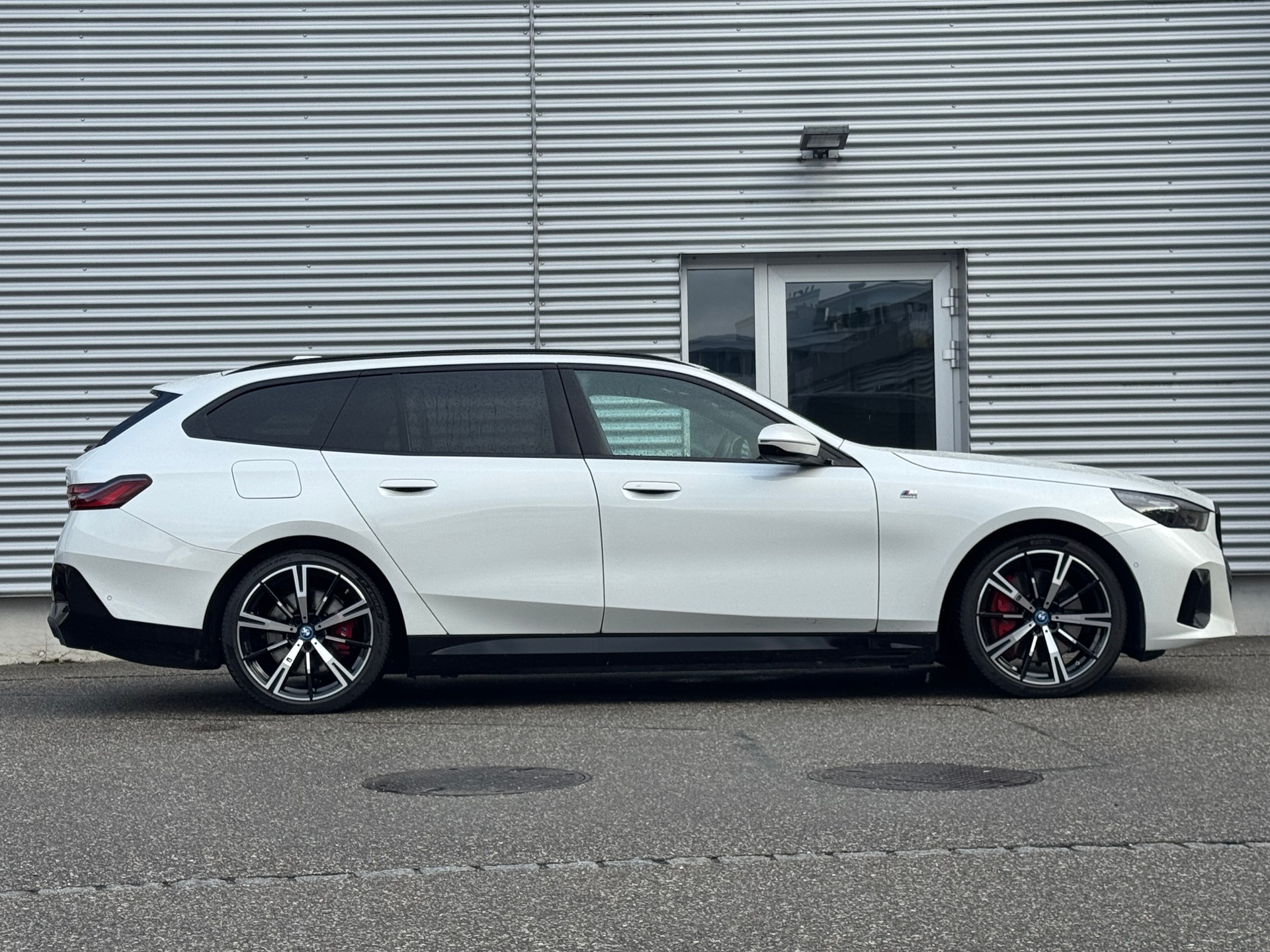 BMW i5 xDrive 40 Touring M Sport Pro-showroom-element-2