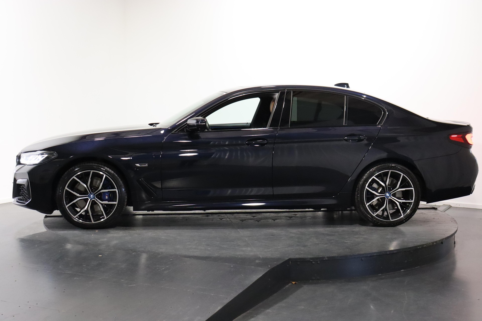 BMW 545e xDrive SAG-showroom-element-1