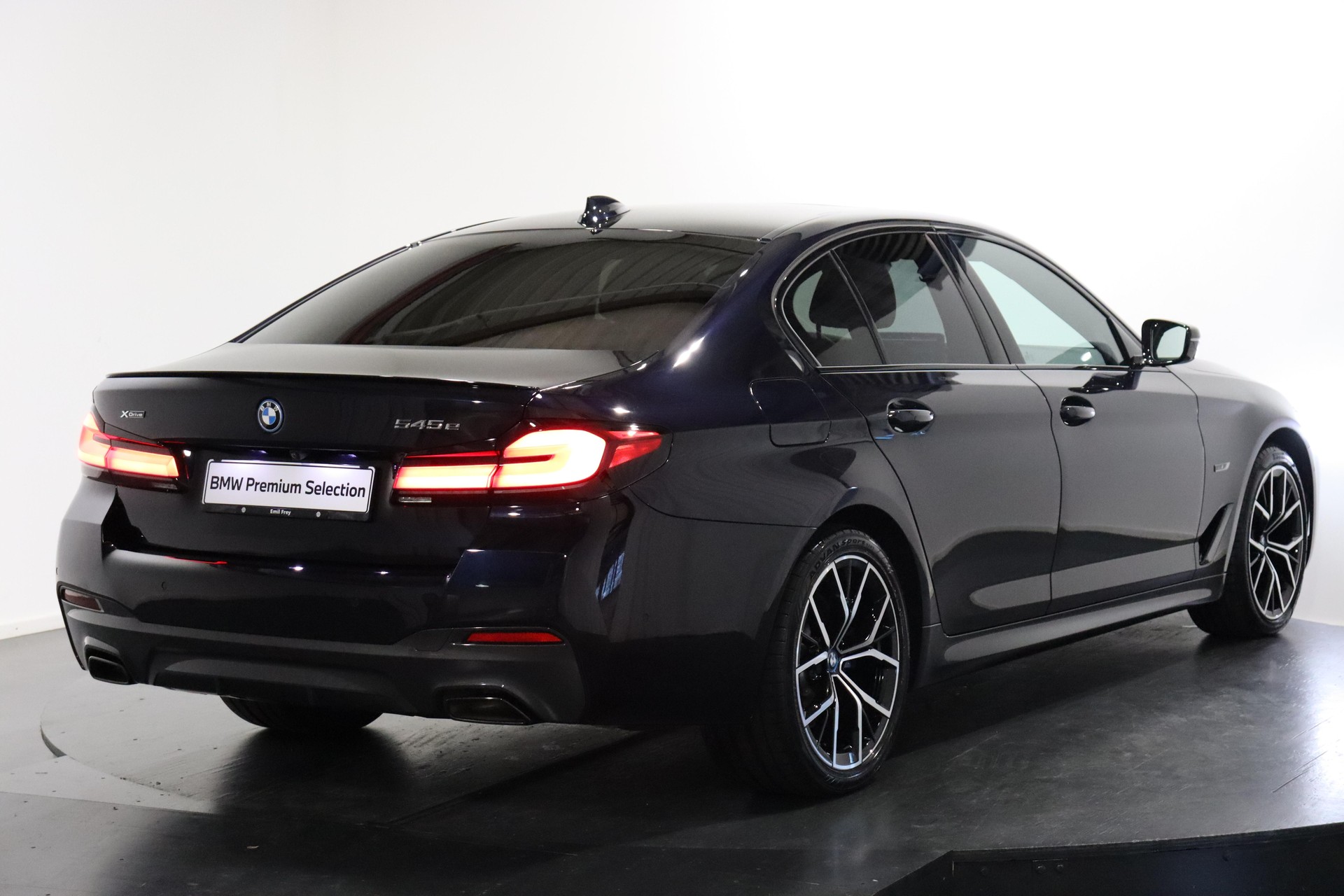 BMW 545e xDrive SAG-showroom-element-2