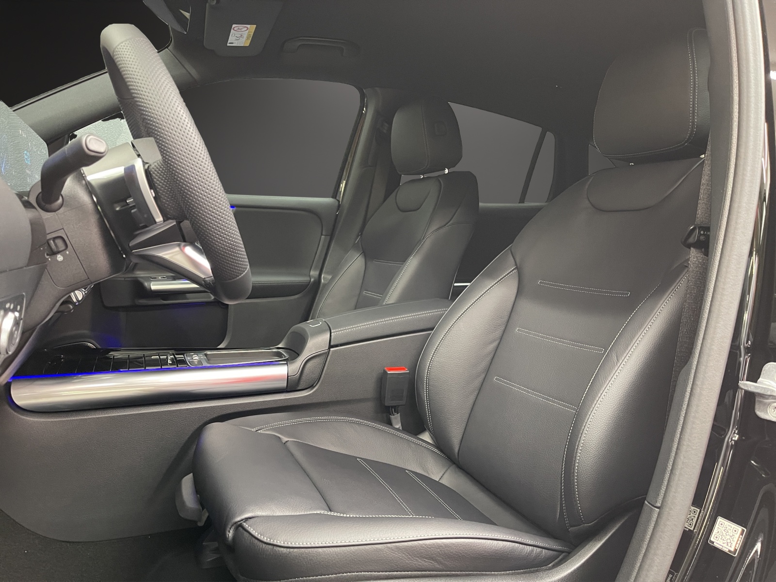MERCEDES-BENZ EQA 300 4MATIC "Excellence Edition"-image-9