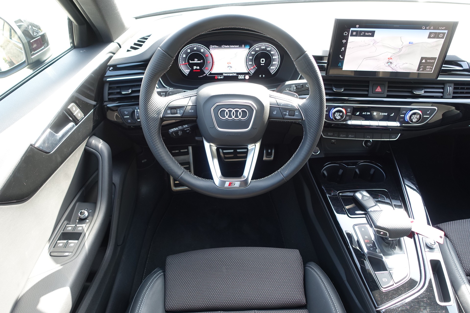 AUDI AUDI A4 Avant Competition Edition plus 40 TFSI 2x S line S-tronic quattro-image-1