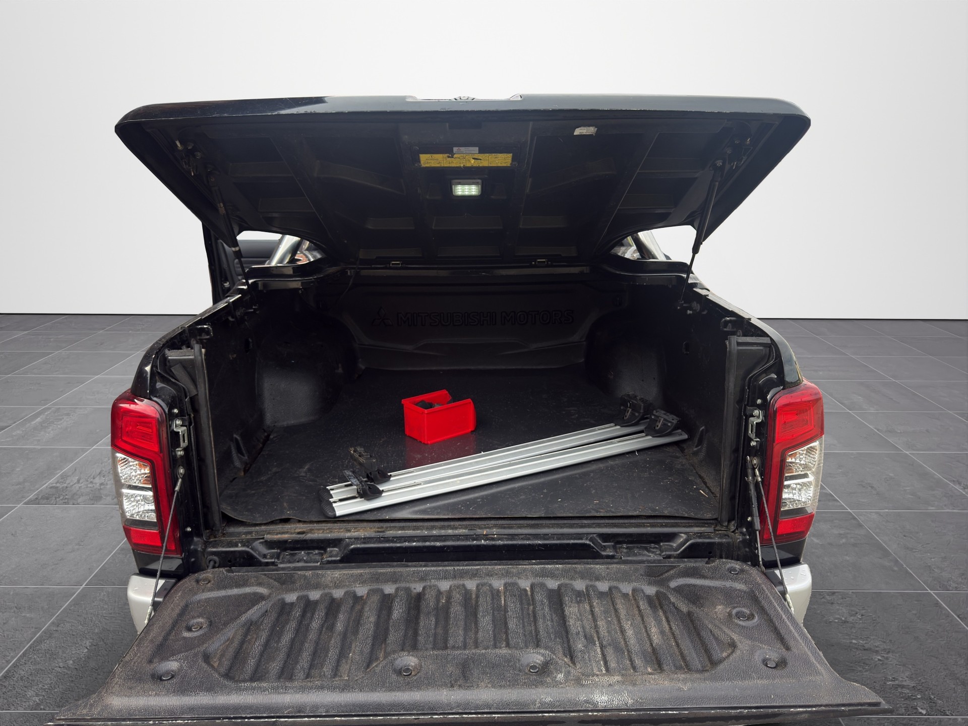 MITSUBISHI L 200 2.2 Diamond Double Cab Automat-image-10