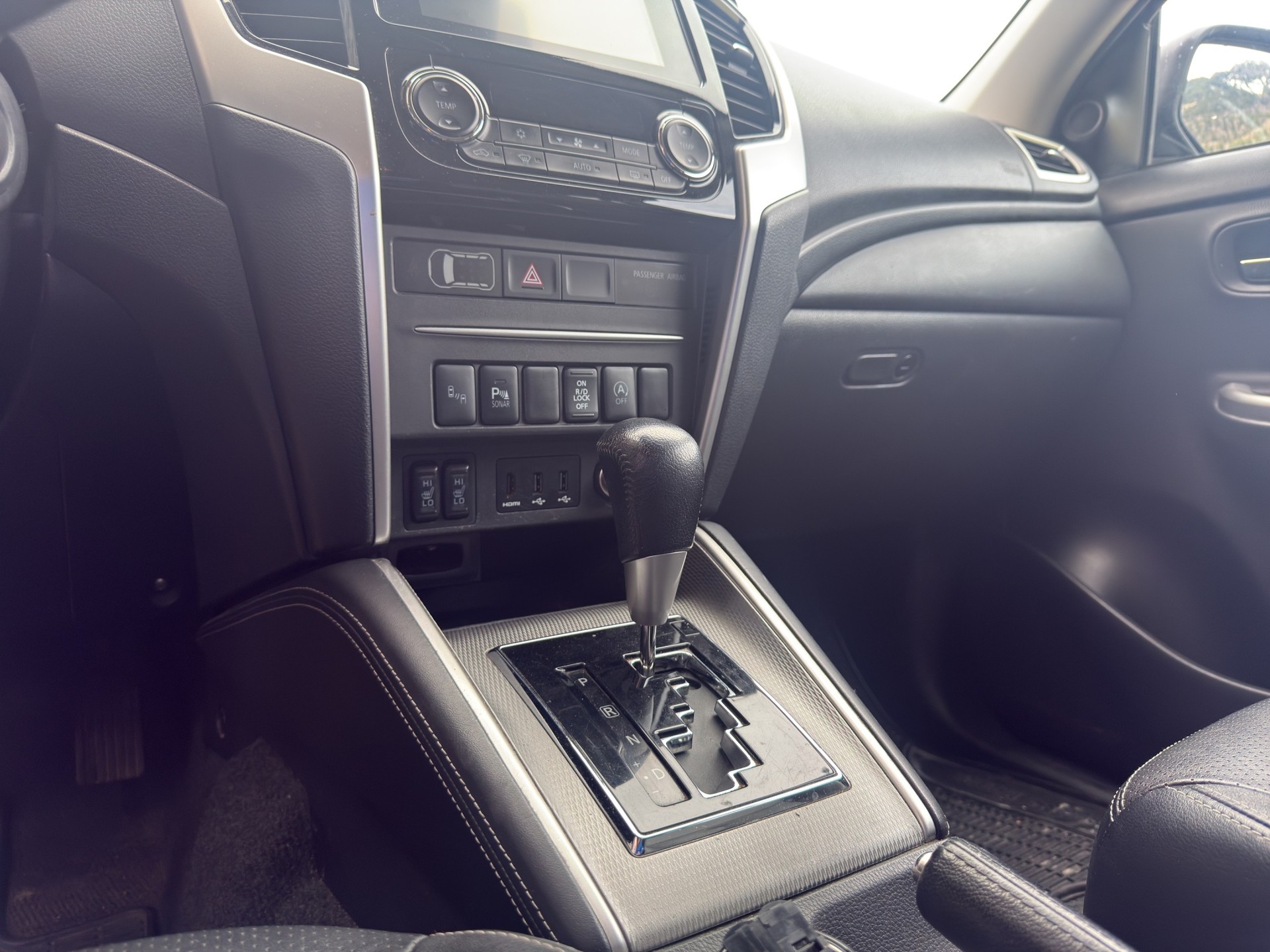 MITSUBISHI L 200 2.2 Diamond Double Cab Automat-image-12