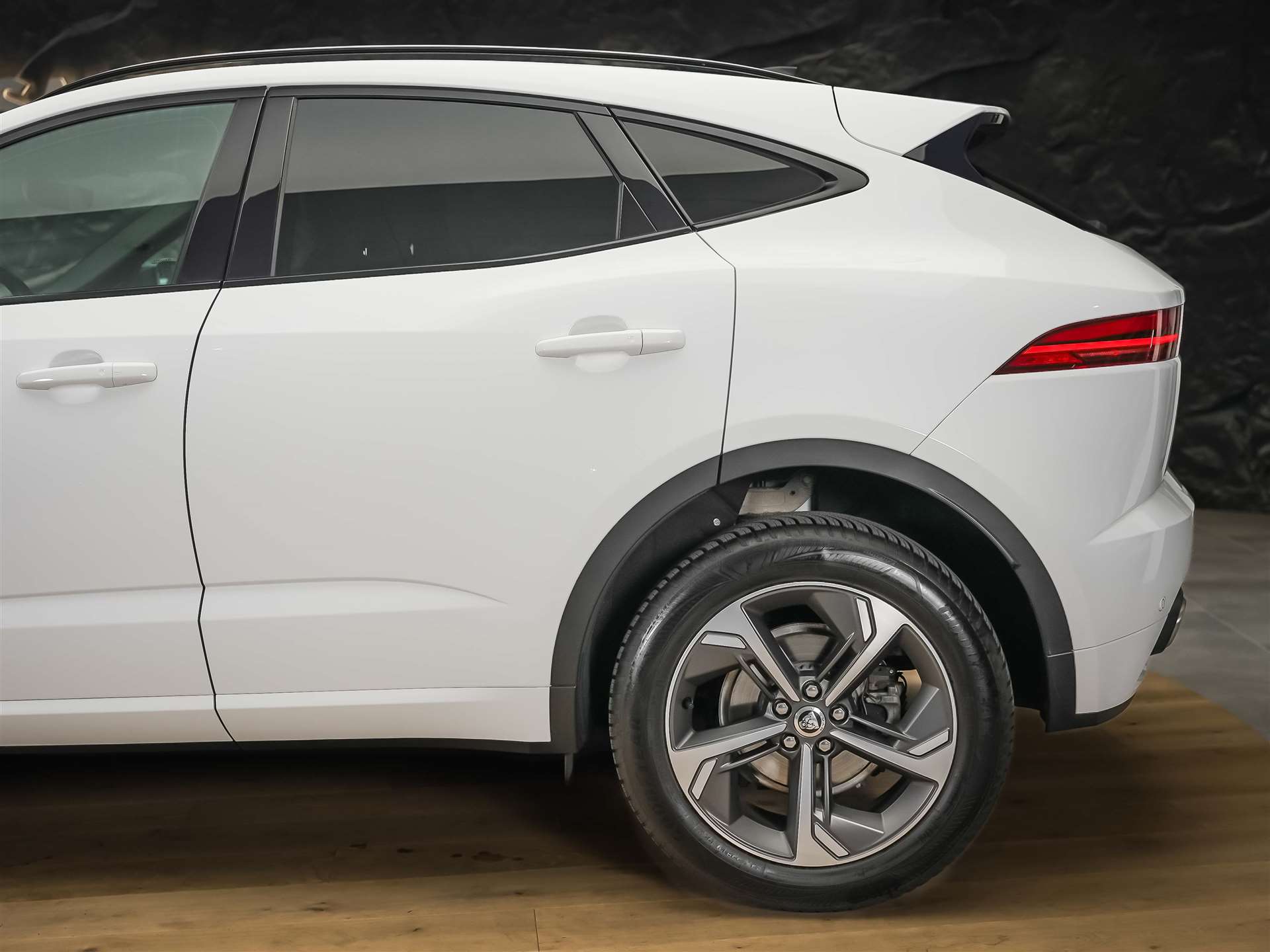 JAGUAR E-Pace 2.0 I4 250 R-Dynamic SE AWD *Facelift*Panorama*Meridian*Assistent*-image-19