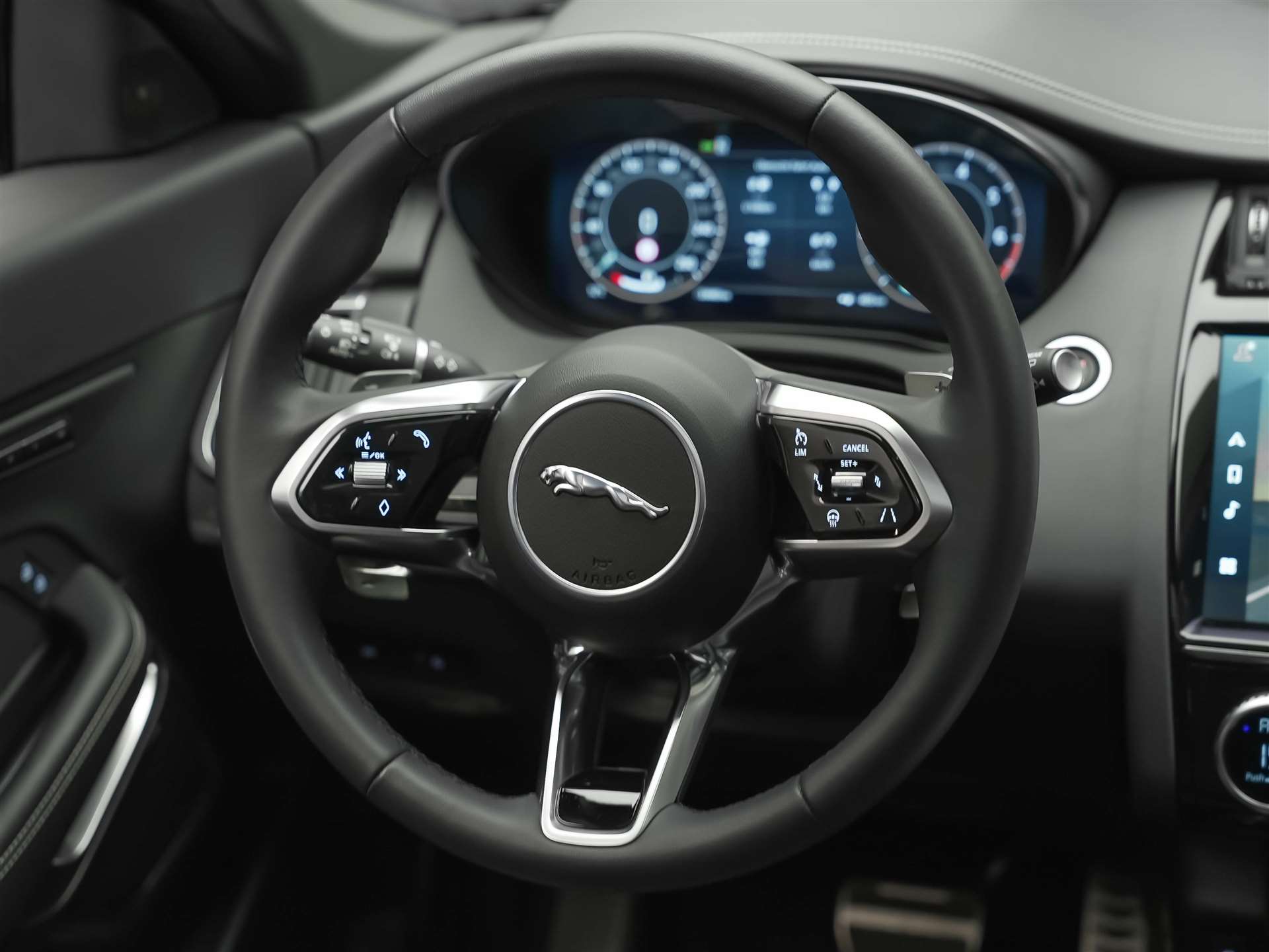 JAGUAR E-Pace 2.0 I4 250 R-Dynamic SE AWD *Facelift*Panorama*Meridian*Assistent*-image-27
