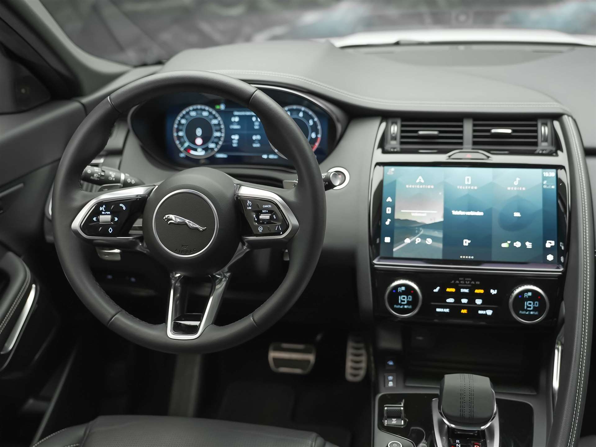 JAGUAR E-Pace 2.0 I4 250 R-Dynamic SE AWD *Facelift*Panorama*Meridian*Assistent*-image-26