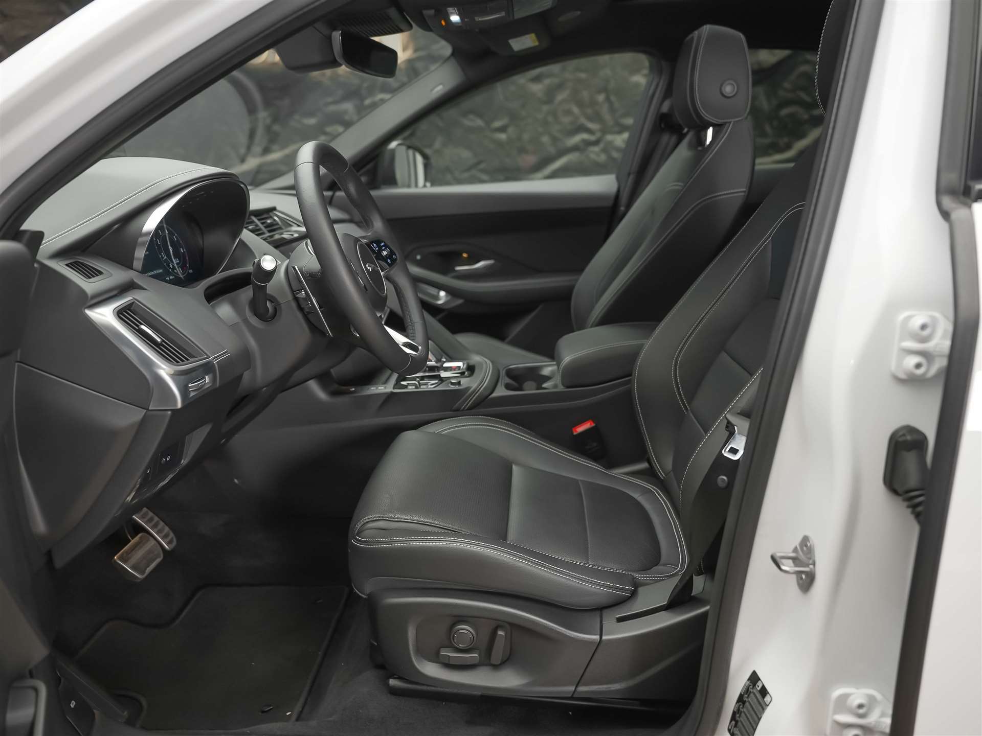 JAGUAR E-Pace 2.0 I4 250 R-Dynamic SE AWD *Facelift*Panorama*Meridian*Assistent*-image-9