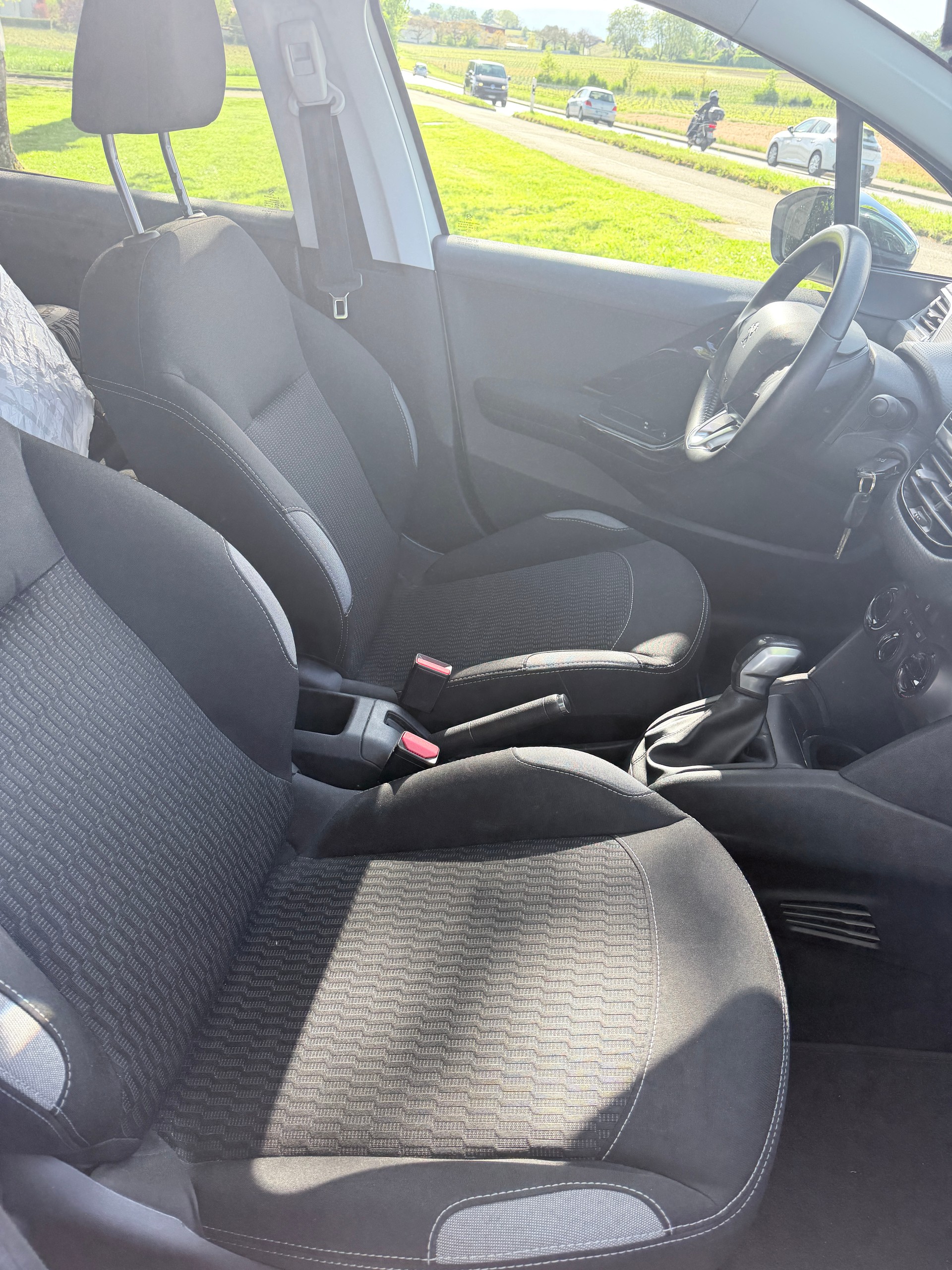 PEUGEOT 208 1.2 PureTech Active-image-8