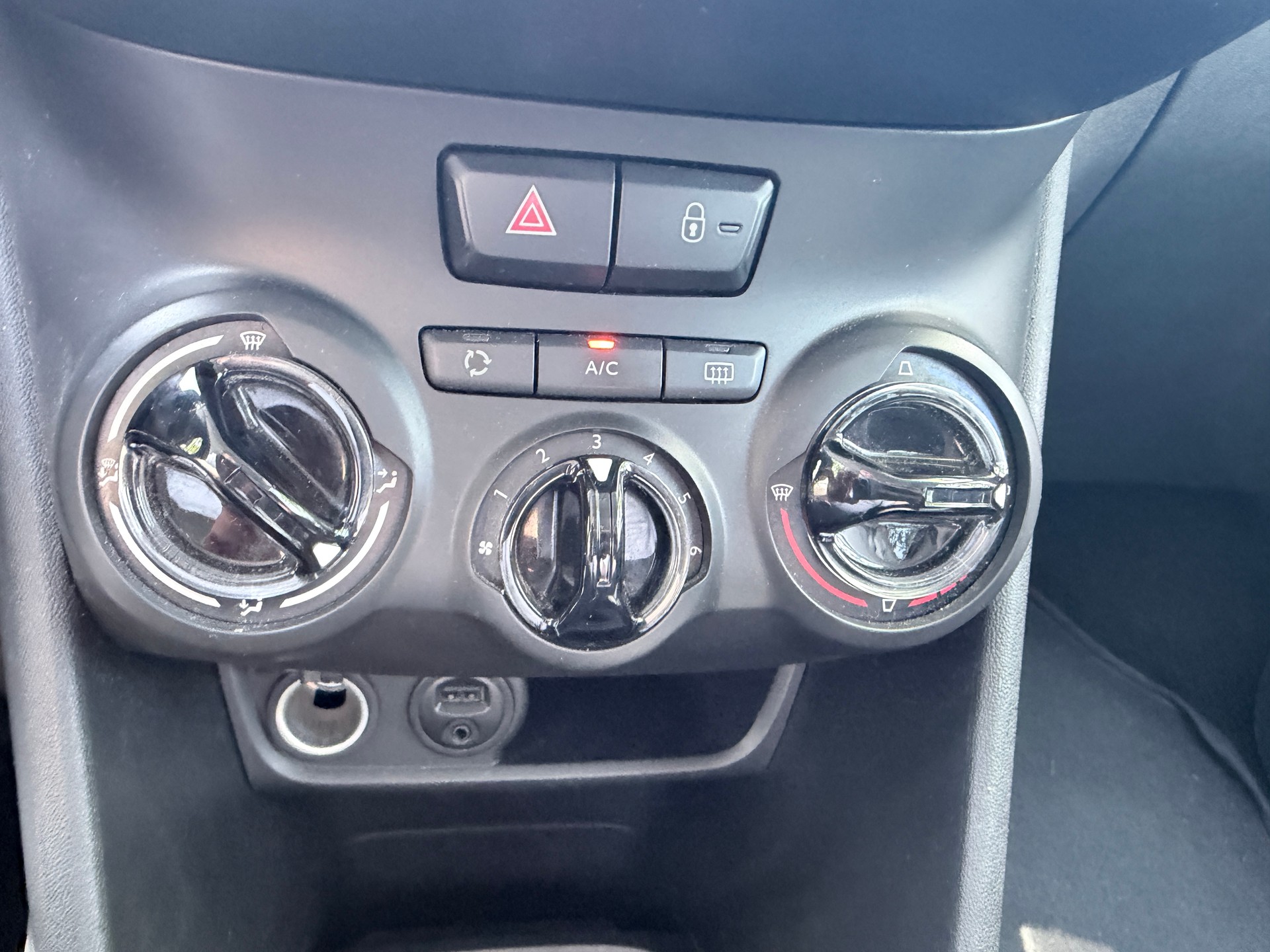 PEUGEOT 208 1.2 PureTech Active-image-11