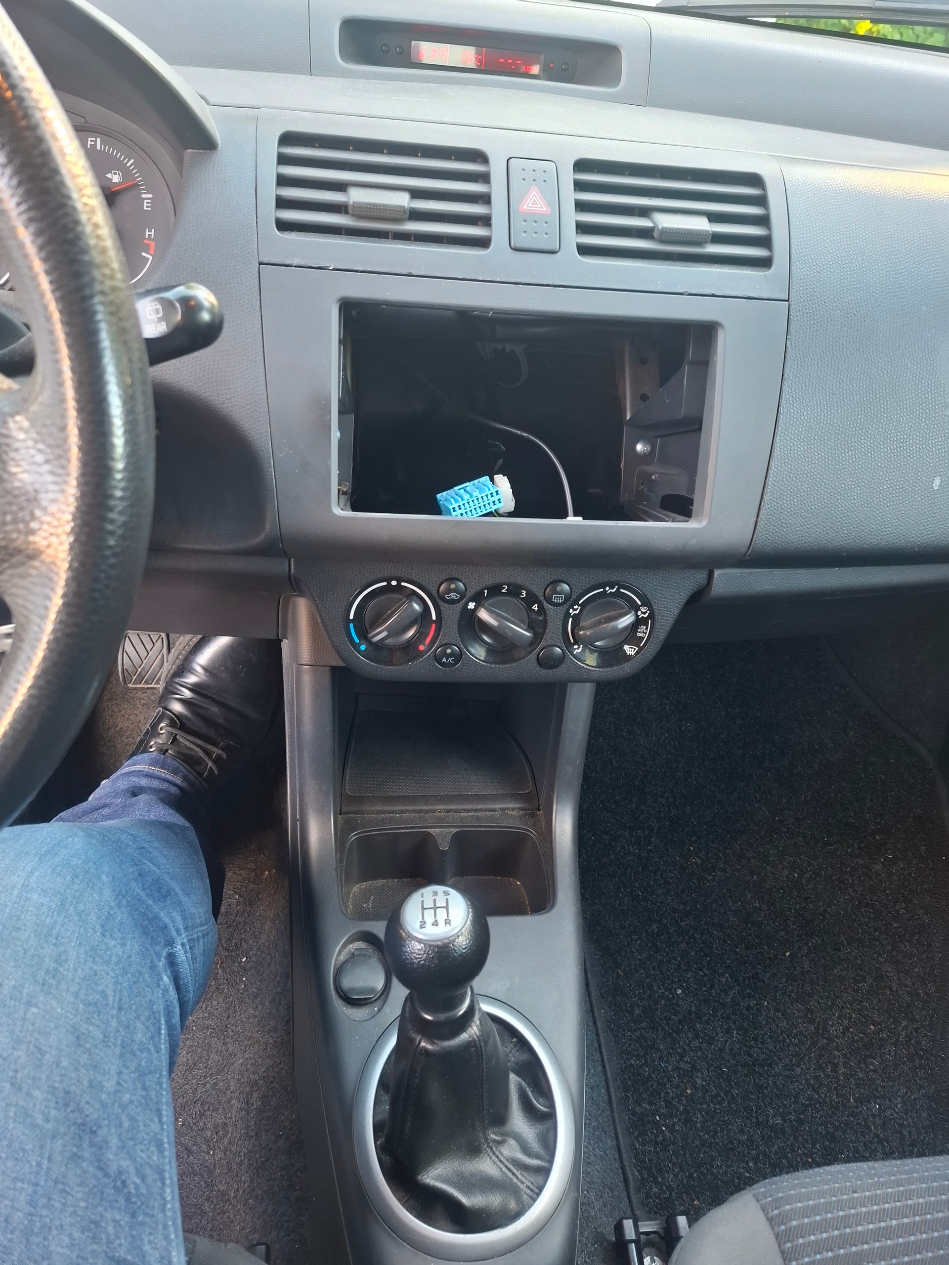 SUZUKI Swift 1.5i 16V VVT GL Top-image-11