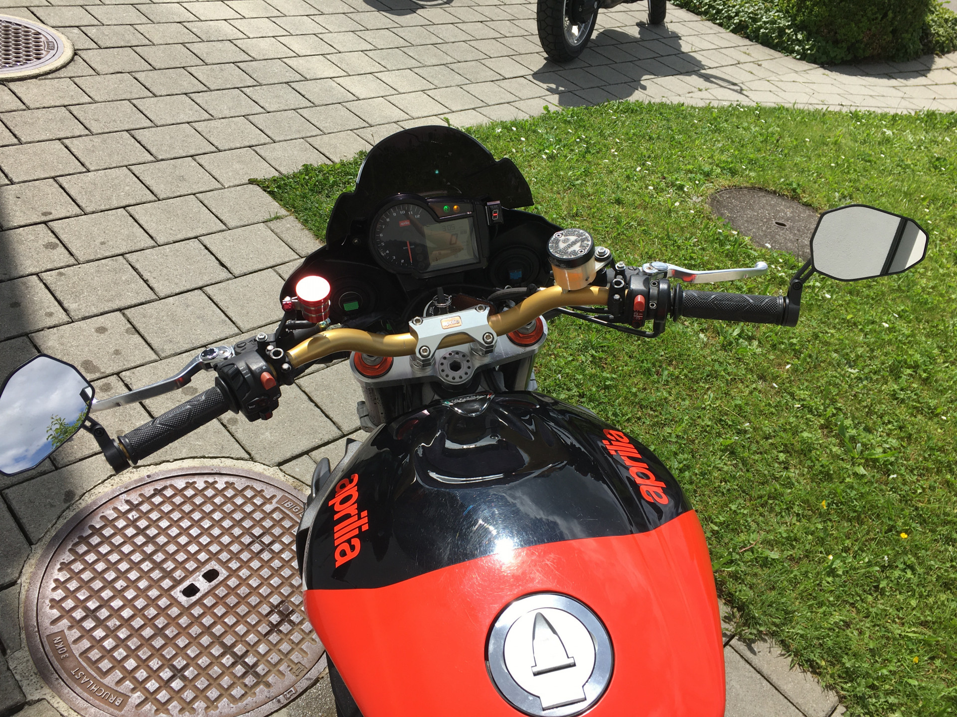 APRILIA Tuono 1000 R-image-9