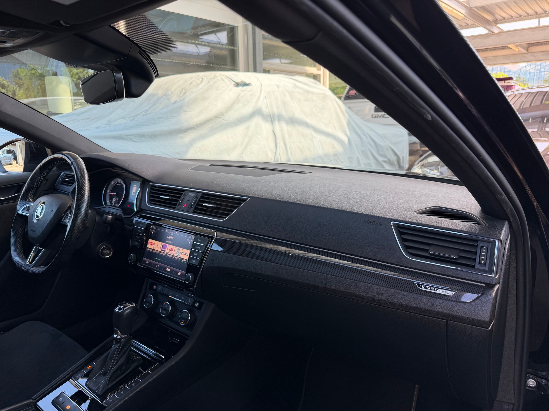 SKODA Superb Combi 2.0 TDi Sportline 4x4 DSG-image-16