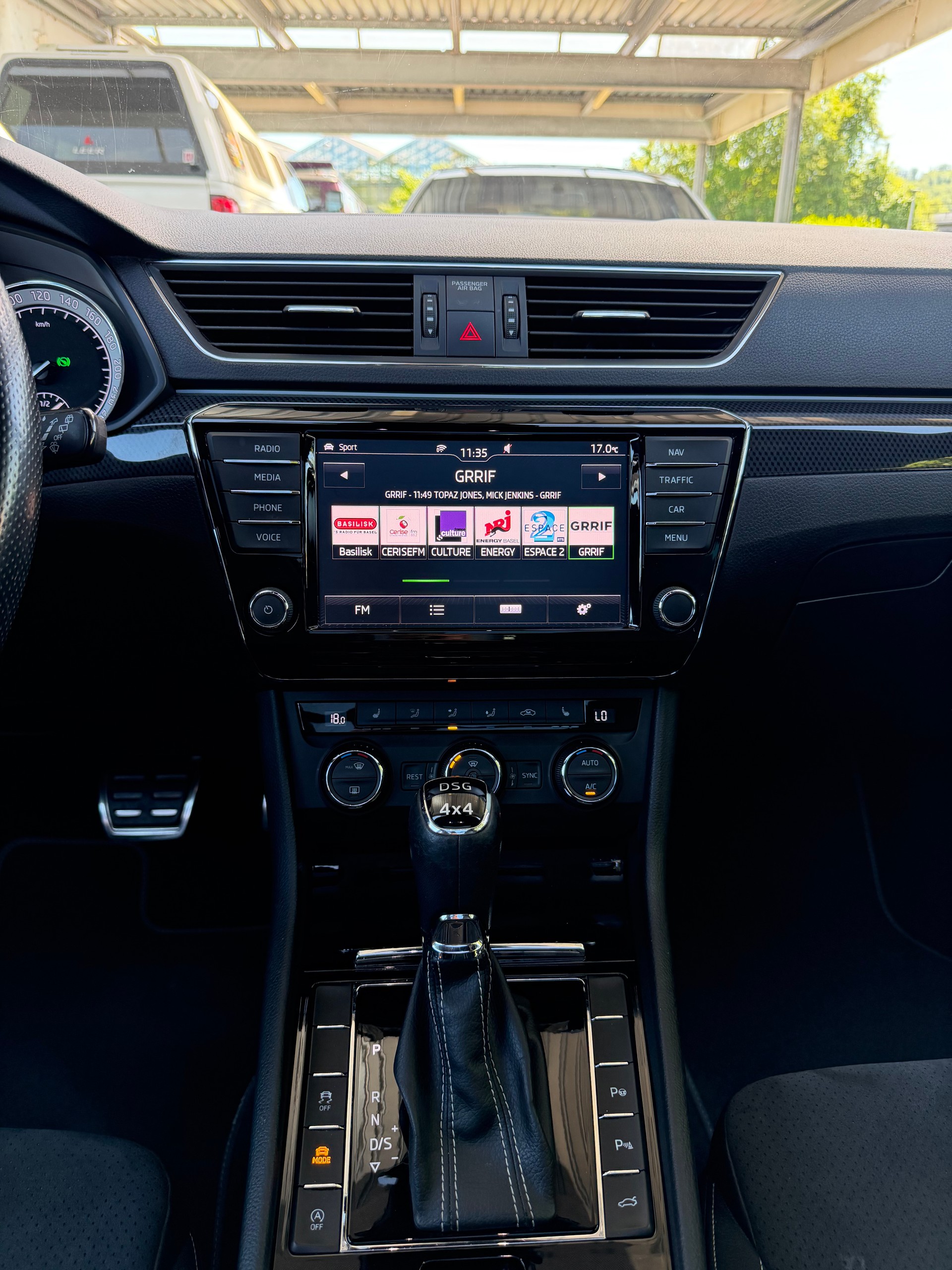 SKODA Superb Combi 2.0 TDi Sportline 4x4 DSG-image-9
