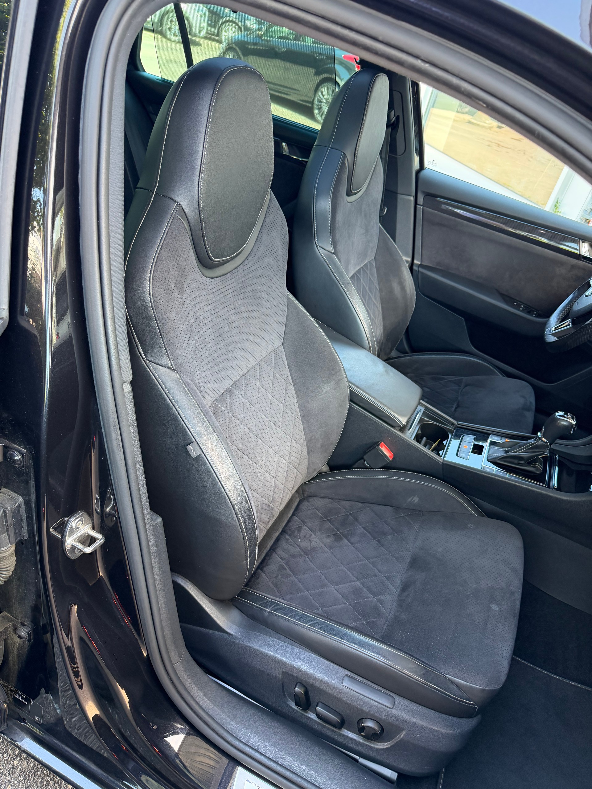 SKODA Superb Combi 2.0 TDi Sportline 4x4 DSG-image-15
