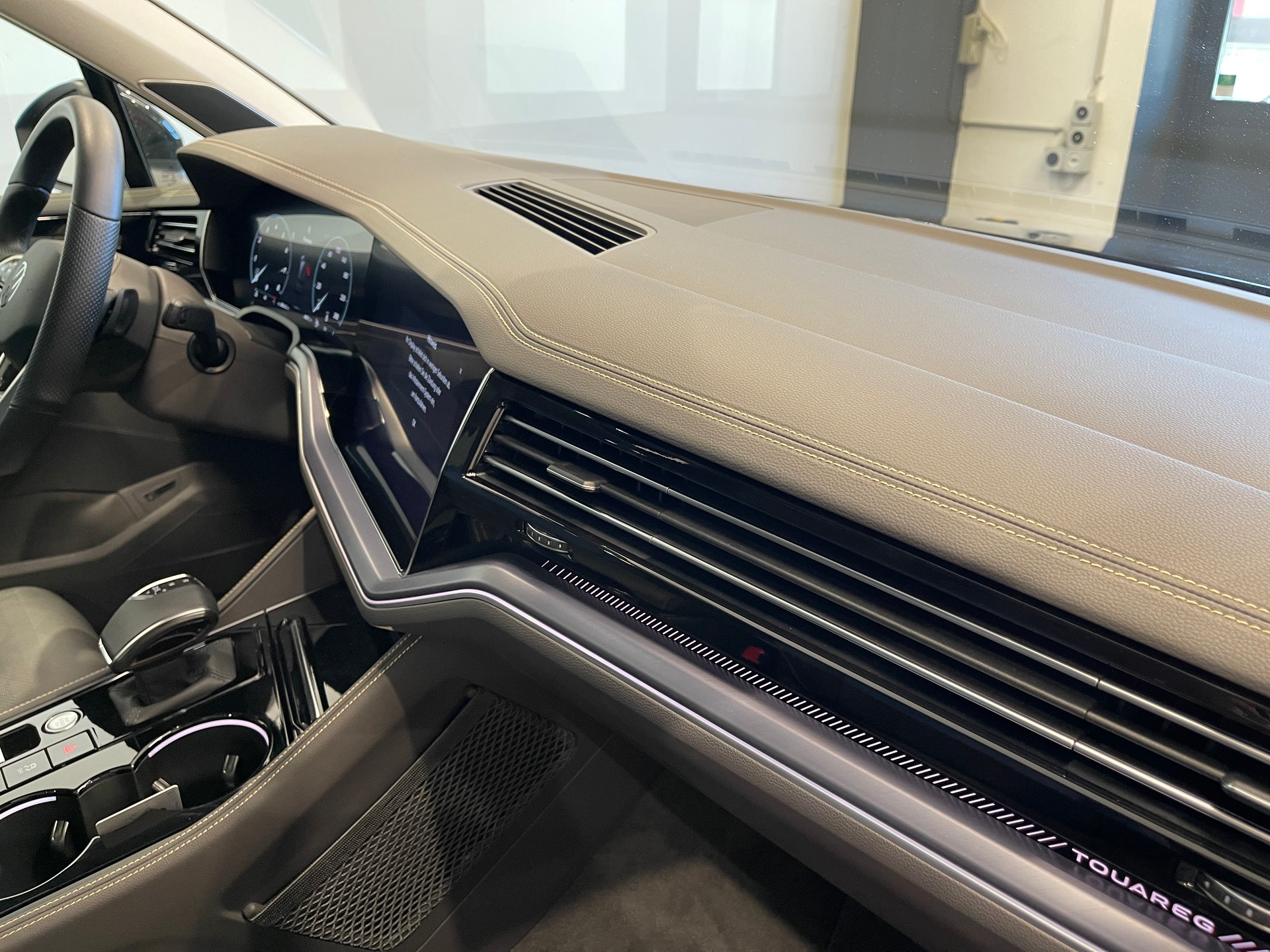 VW Touareg 3.0 TSI R-Line Tiptronic *FACELIFT*-image-15