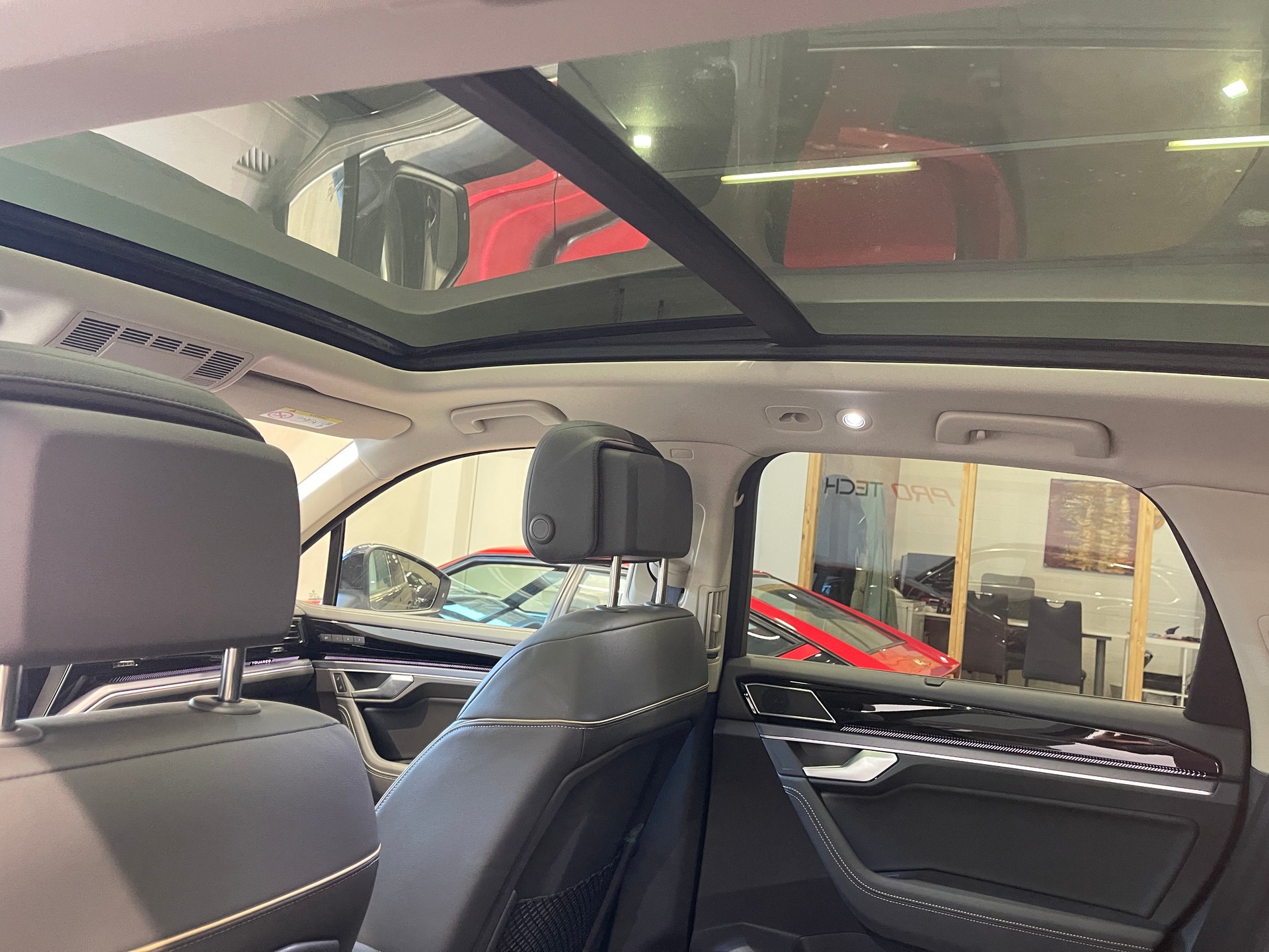 VW Touareg 3.0 TSI R-Line Tiptronic *FACELIFT*-image-12