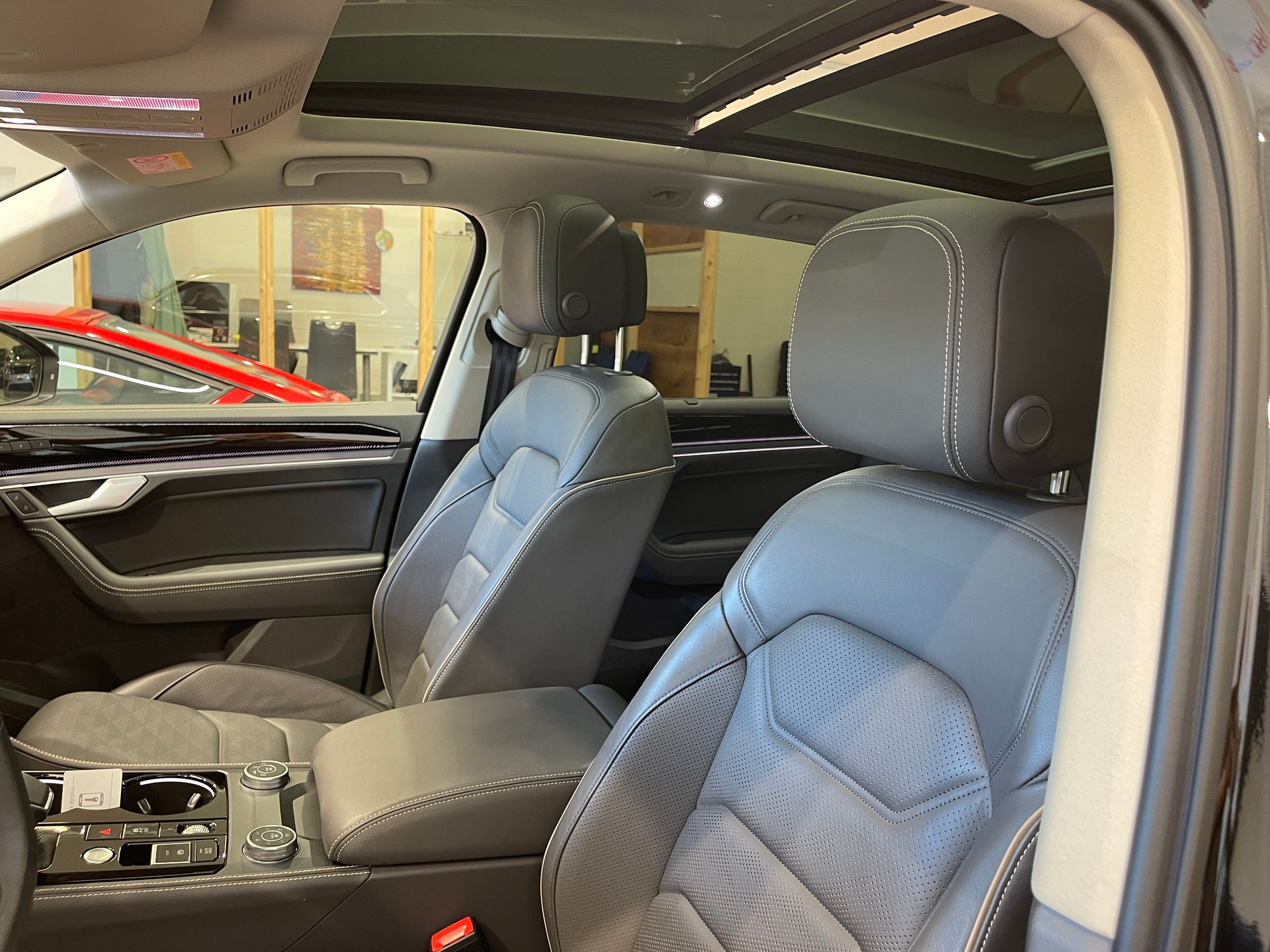 VW Touareg 3.0 TSI R-Line Tiptronic *FACELIFT*-image-6