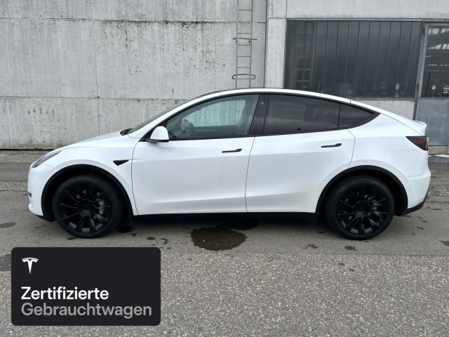 TESLA Model Y Long Range AWD-showroom-element-3