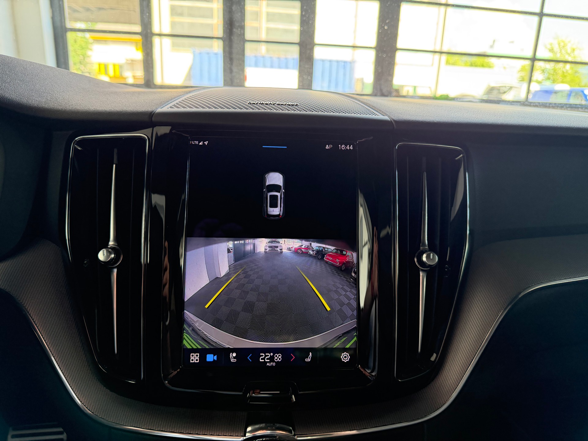 VOLVO XC60 T6 eAWD PluginHybrid R-Design Geartronic-image-21