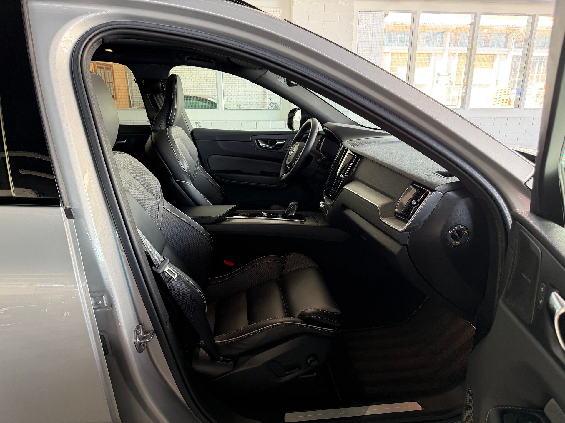 VOLVO XC60 T6 eAWD PluginHybrid R-Design Geartronic-image-7