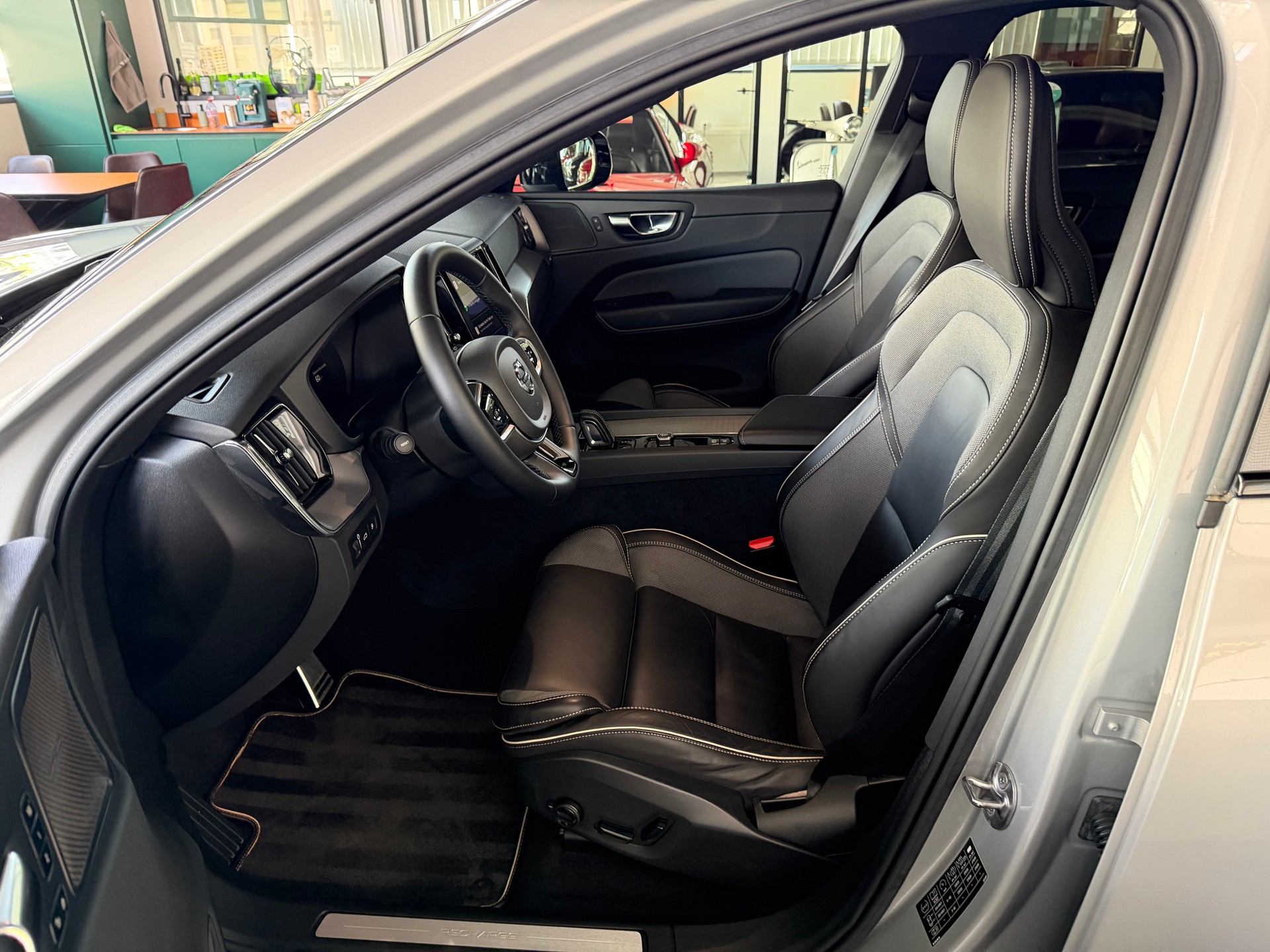 VOLVO XC60 T6 eAWD PluginHybrid R-Design Geartronic-image-13