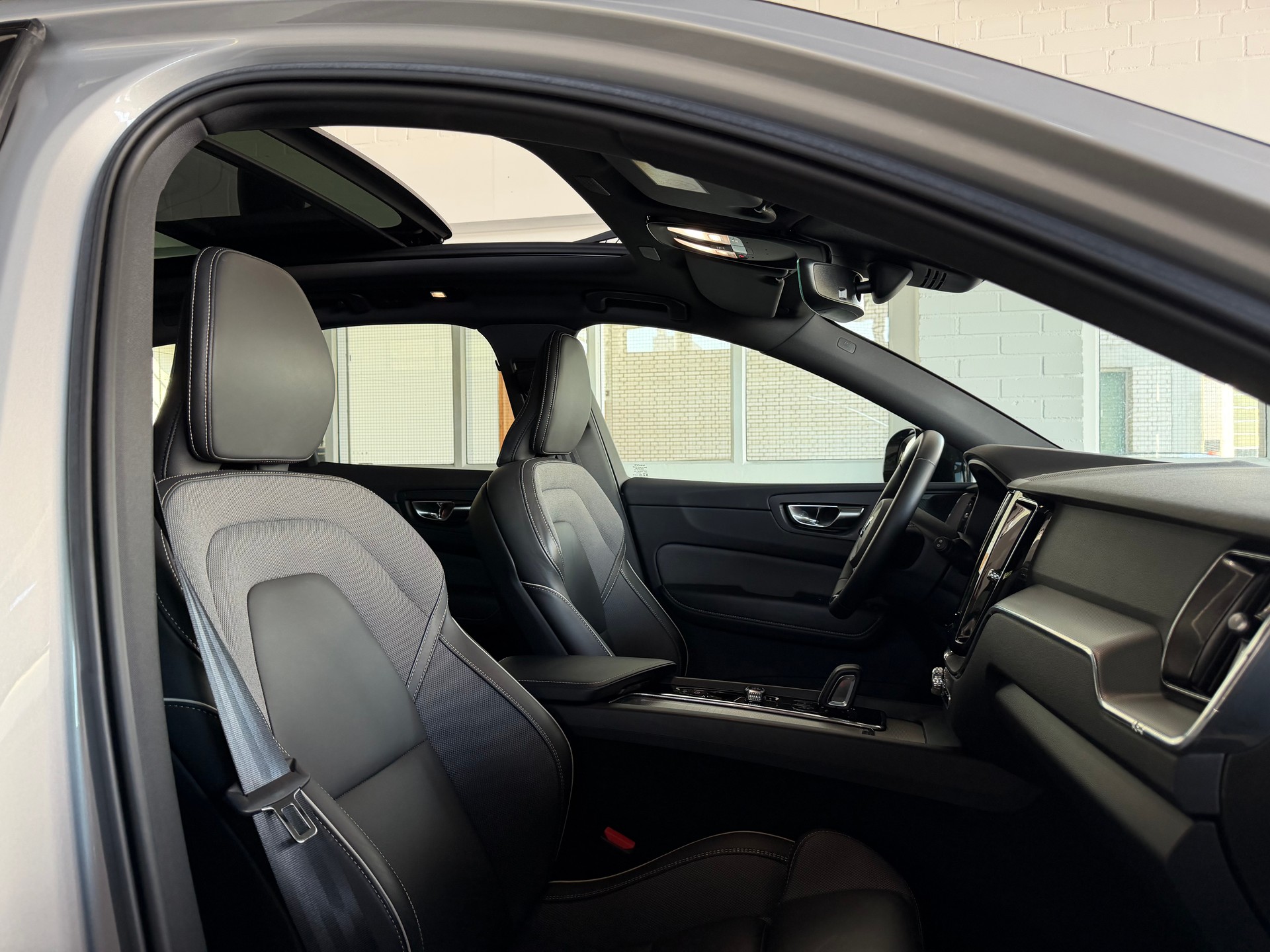 VOLVO XC60 T6 eAWD PluginHybrid R-Design Geartronic-image-9
