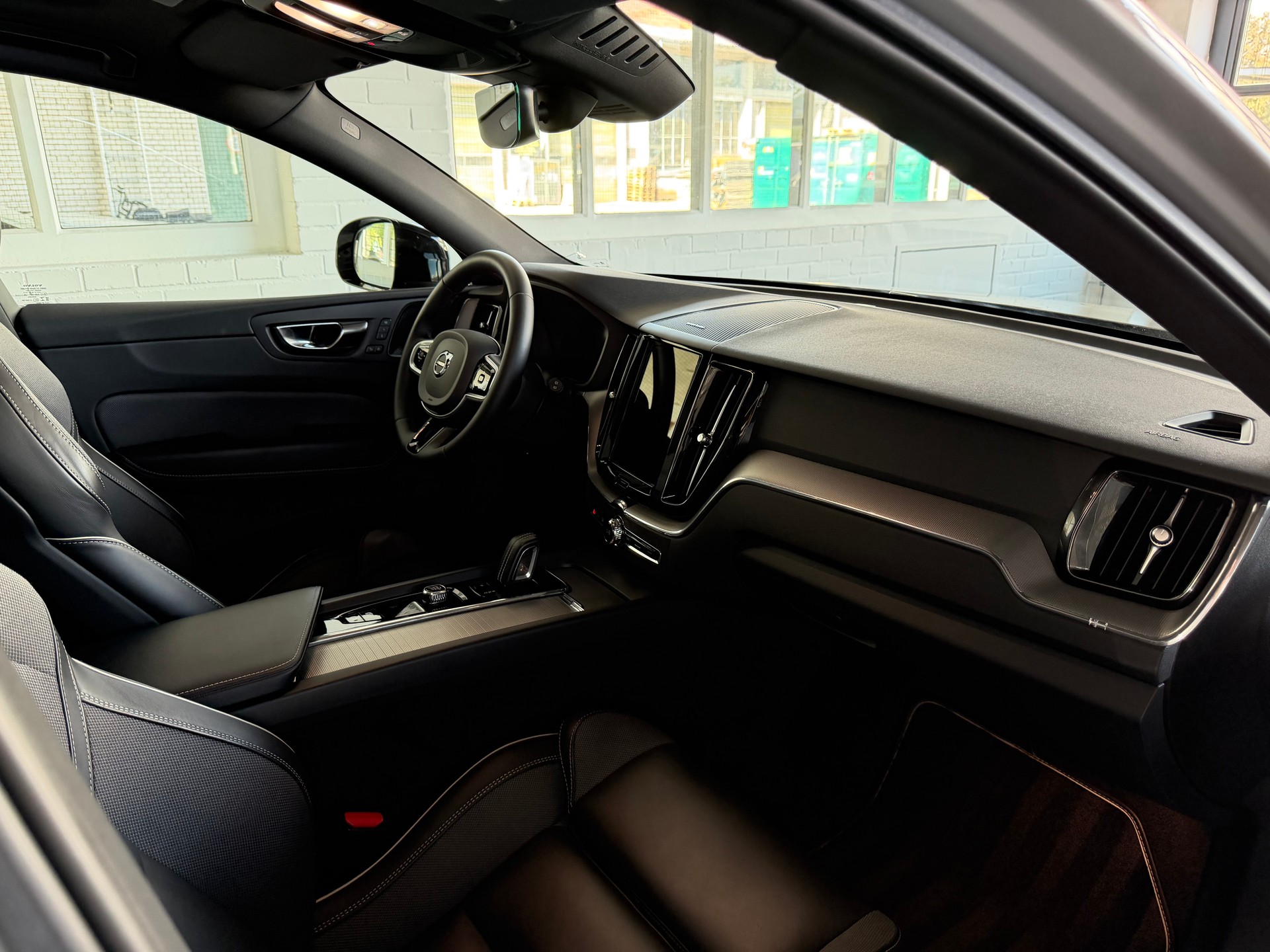 VOLVO XC60 T6 eAWD PluginHybrid R-Design Geartronic-image-8