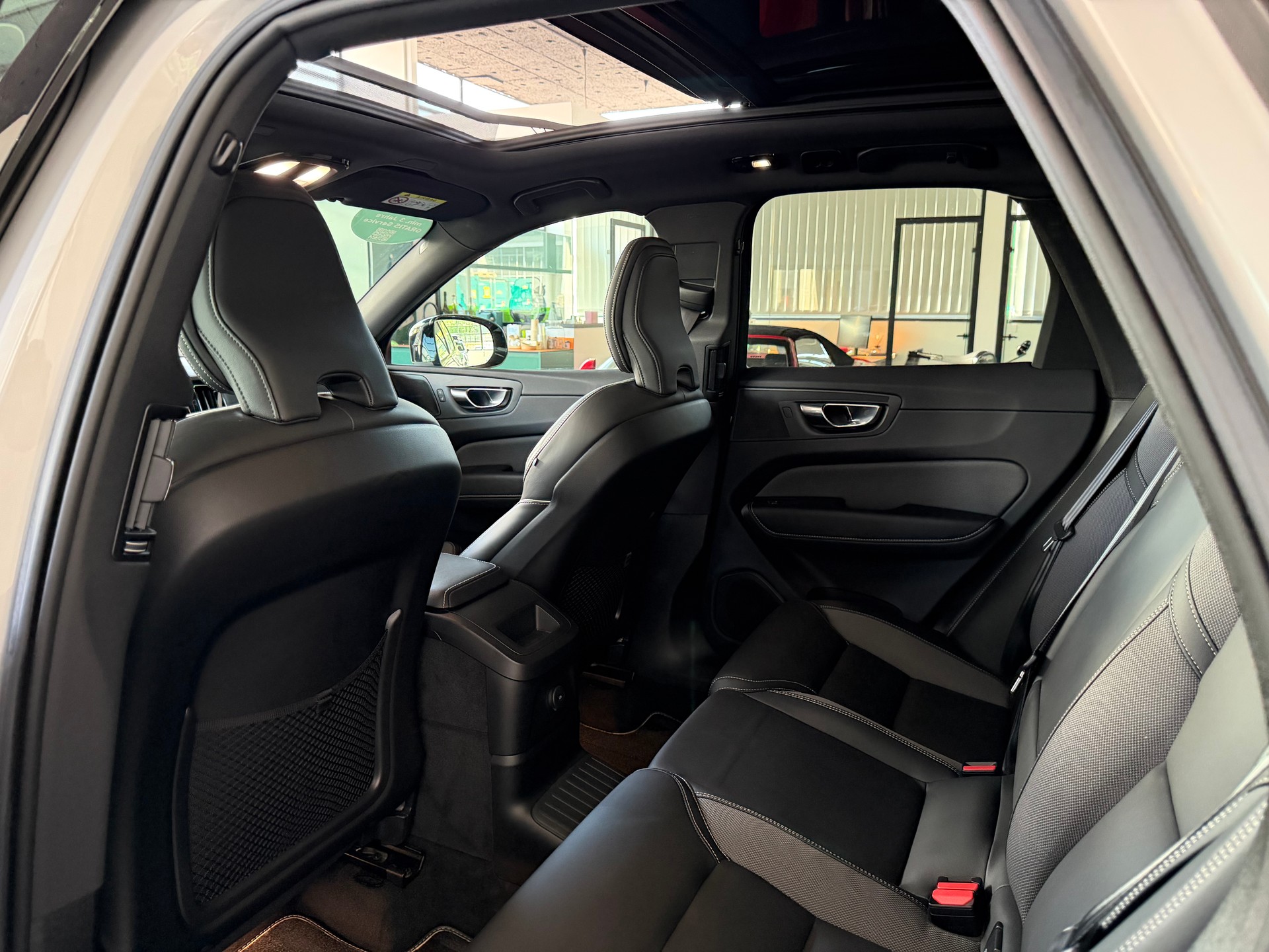 VOLVO XC60 T6 eAWD PluginHybrid R-Design Geartronic-image-12