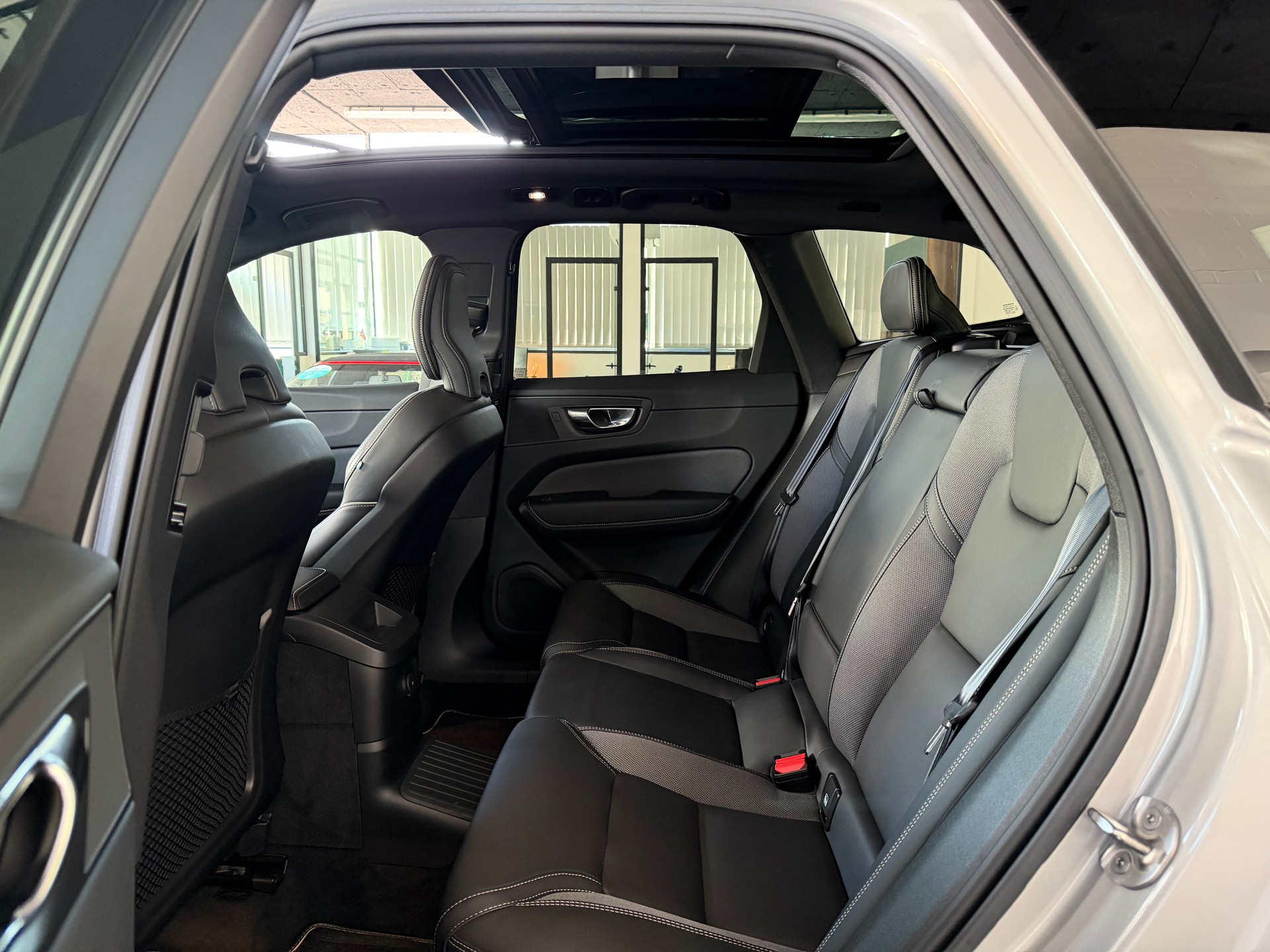 VOLVO XC60 T6 eAWD PluginHybrid R-Design Geartronic-image-11