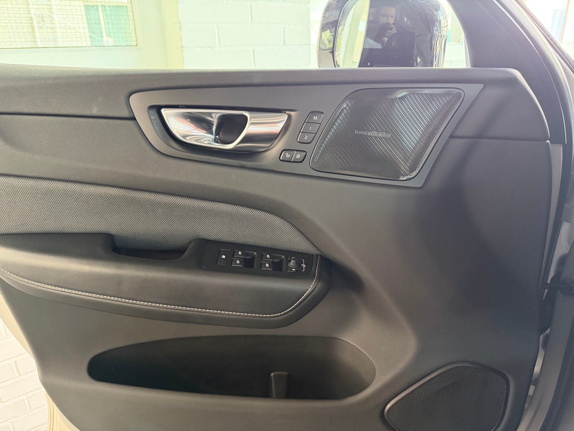 VOLVO XC60 T6 eAWD PluginHybrid R-Design Geartronic-image-17